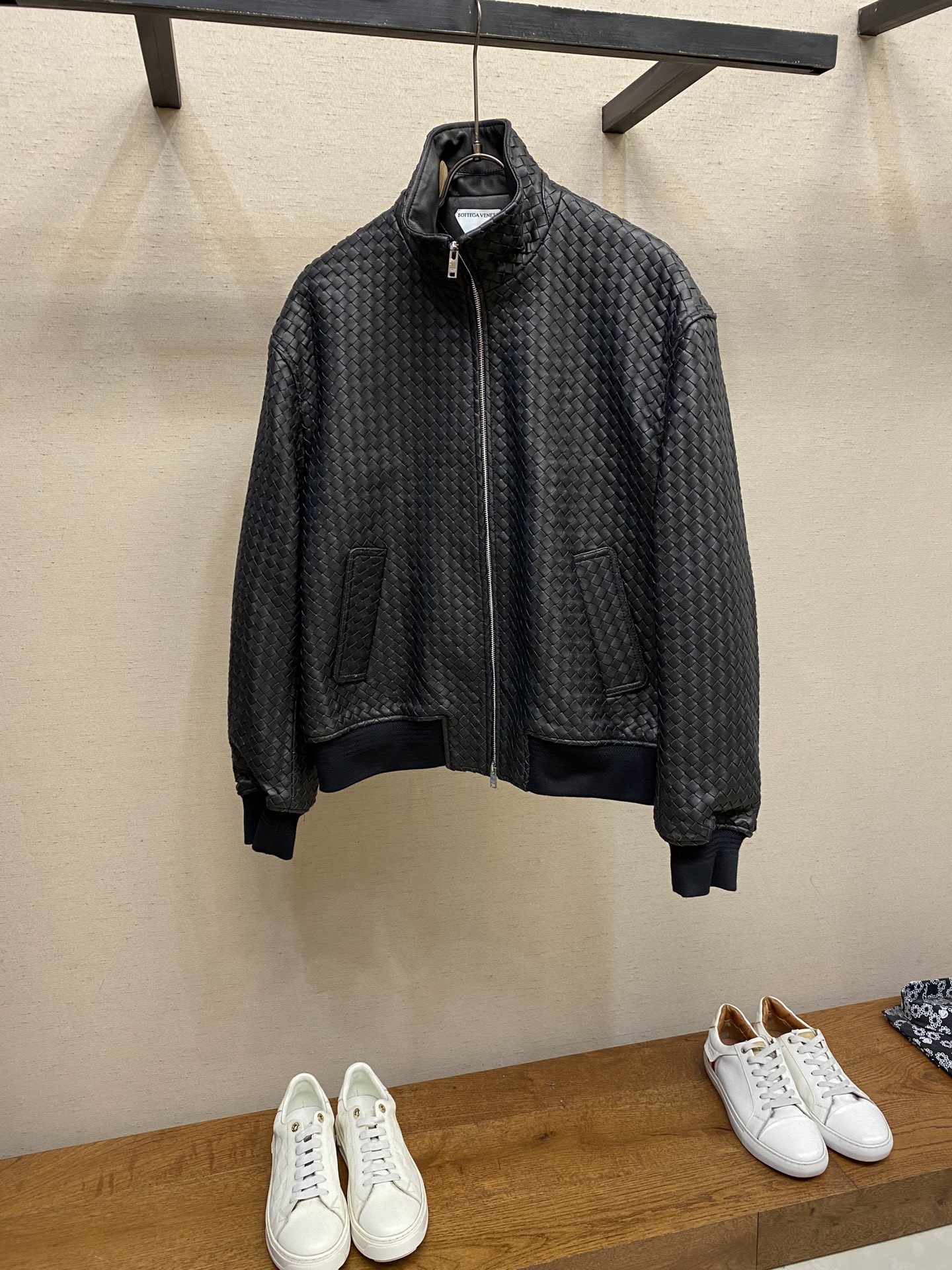 NO:610792,[High-end customization, code exchange only] BV 2025 Autumn and Winter Woven Leather Jacket | The pinnacle collision of handwork and texture directly fills the sense of high-end. Every woven texture is the hard work of craftsmen, pure handwork, and the texture explodes. When you wear it, you will have an aura of 2.8 meters. Whoever sees it will not say 'The big boss is here'. Needless to say, the popularity is high. It is the new darling of the fashion circle and everyone who knows it is grabbing it!  Whether you wear it with casual pants for a casual style or with a formal suit for a mix-and-match style, you can slay the whole show and easily grasp the trend code. If you want to wear it with style and personality in autumn and winter, this is the right choice. Wear it and transform into a walking fashion hormone, leading the new street trend~ Sizes 48-56,,bottega veneta,leather jacket,alexander wang19860909【高端定制,只可换码】 BV 2025 秋冬编织皮衣 | 手工与质感的巅峰碰撞,直接把高级感拉满 每一道编织纹理,都是工匠心血,纯手工,质感炸裂,穿出去气场两米八,谁见了不说一句“大佬登场” 火爆程度不用多说,时尚圈新宠,懂行的都在抢！不管是搭休闲裤走随性风,还是配正装玩混搭,都能slay全场,轻松拿捏潮流密码 想在秋冬穿出格调与个性,选它准没错,穿上直接变身行走的时尚荷尔蒙,引领街头新潮流~ 尺码48-56,,bottega veneta,leather jacket,alexander wang,Men's clothing