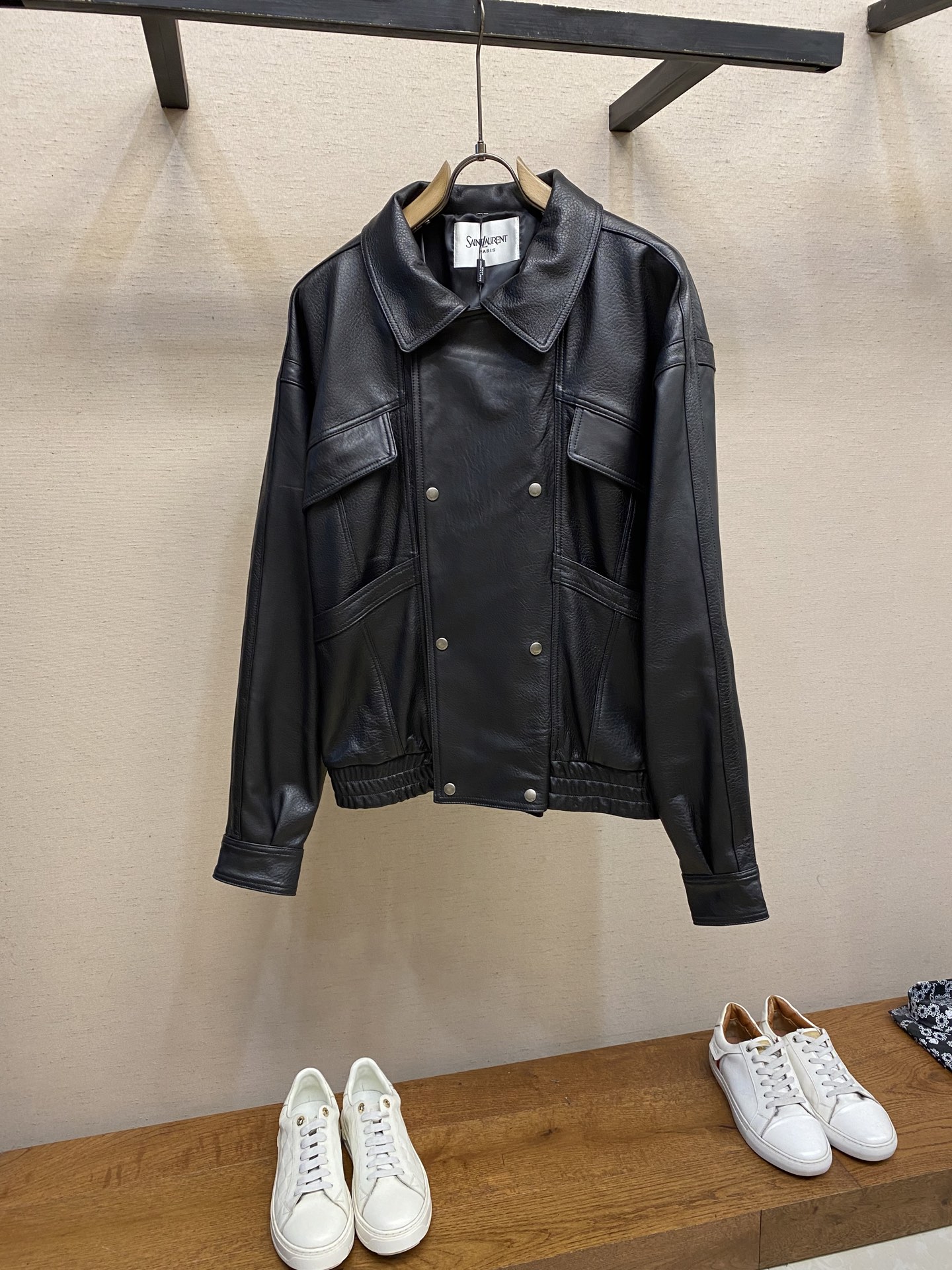 NO:682803,[High-end customization, only code exchange] YSL 2025 autumn and winter new style, exclusive original purchase and production, Italian waxed sheepskin, excellent feel, original three-standard hardware, loose and large version, size 48-56, saint laurent, sheepskin,19860909【高端定制,只可换码】 YSL 2025 秋冬新款 独家原版购入制作 意大利油蜡羊皮 手感极好 原版三标五金 宽松大版型 尺码48-56,,saint laurent,sheepskin,,Men's clothing