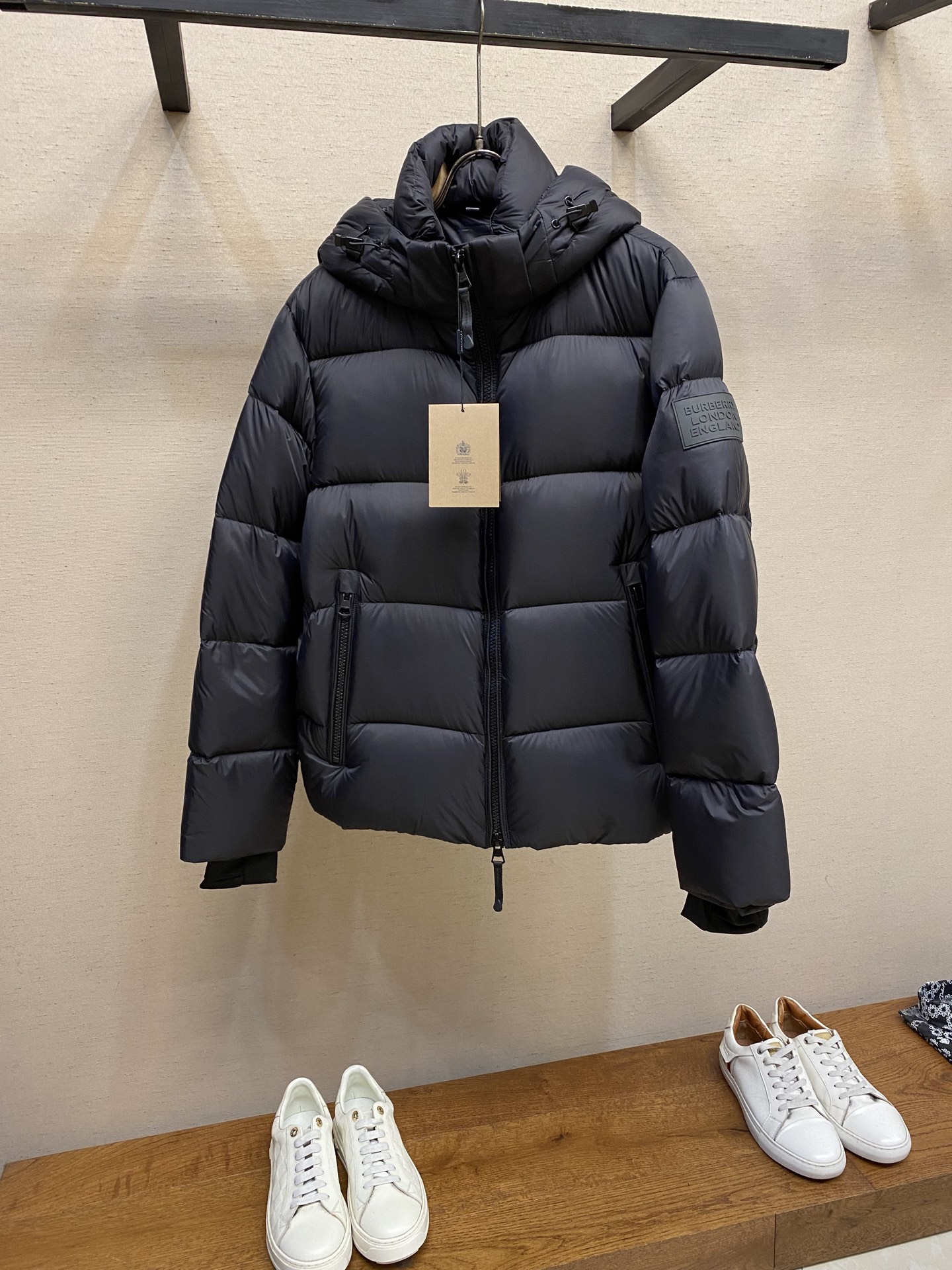 NO:608546,BBR, Burberry 2025SS down jacket. Customized hardware accessories are all imported and original. Made of top-grade 90 white goose down. Super soft, fluffy and full. Super heavy fabric with perfect workmanship. The fabric is super comfortable. Size S-2xl  Shoulder width 50.419860909BBR,Burberry 2025SS羽绒服羽绒外套 订制五金配件全进口原版定制 采用顶级90白鹅绒 超柔软 充羽量蓬松饱满 超级重面料做工杠杠的版型完美 面料超舒服 尺码S-2xl S衣长65 胸围114 肩宽48 M衣长66 胸围119 肩宽49.2 L衣长67 胸围124 肩宽50.4 XL衣长68 胸围129 肩宽51.6 2XL衣长69 胸围134 肩宽52.8,,burberry,jackets & coats,down jacket,alexander wang,Men's clothing
