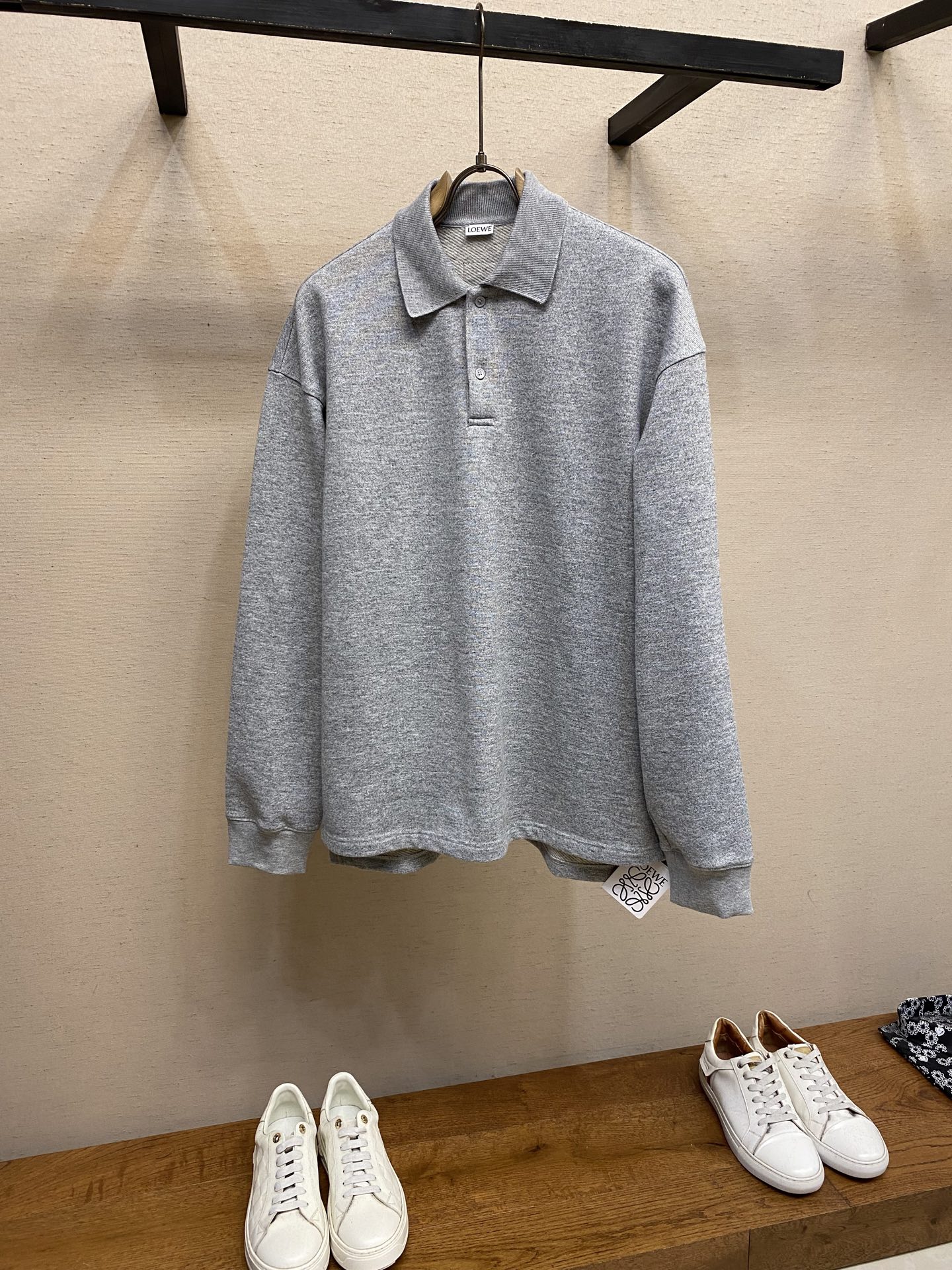 NO:608568,Loewe, Loewe's new autumn and winter polo gray wool sweatshirt, minimalist loose fit, LOGO leather label, light gray, versatile and casual, same style for men and women, sizes S-XL,,loewe,loewe,hoodie,sweatshirts,alexander wang19860909Loewe,罗意威秋冬新款polo灰色羊毛卫衣 极简宽松版型 LOGO皮标饰 浅灰色百搭休闲 男女同款 尺码S-XL,,loewe,loewe,hoodie,sweatshirts,alexander wang,Men's clothing