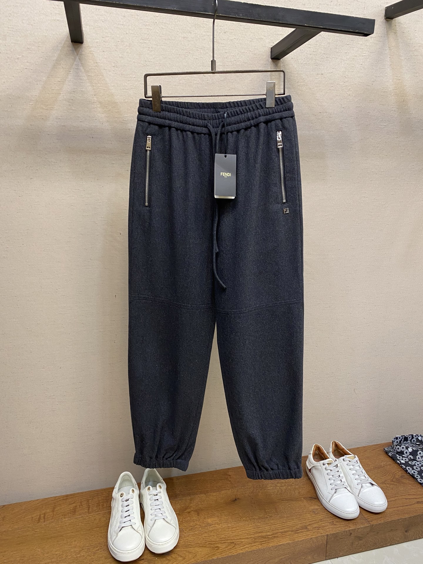 NO:608593,Fendi, new autumn and winter Fendi woolen dark gray casual pants, a must-have in winter, customized FF hardware, versatile and casual, sizes S-XL S code: waist 84 hip 100 trouser length 99 M code: waist 88 hip 104 trouser length 101 L code: waist 92 hip 108 trouser length 103 XL code waist 96 hip 112  Pants length 105,,fendi,fendi,alexander wang19860909Fendi,秋冬新款芬迪羊毛呢深灰色休闲裤 冬季必入款 定做FF五金饰 百搭休闲 尺码S-XL S码:腰围84 臀围100 裤长99 M码:腰围88 臀围104 裤长101 L码:腰围92 臀围108 裤长103 XL码 腰围96 臀围112 裤长105,,fendi,fendi,alexander wang,Men's clothing