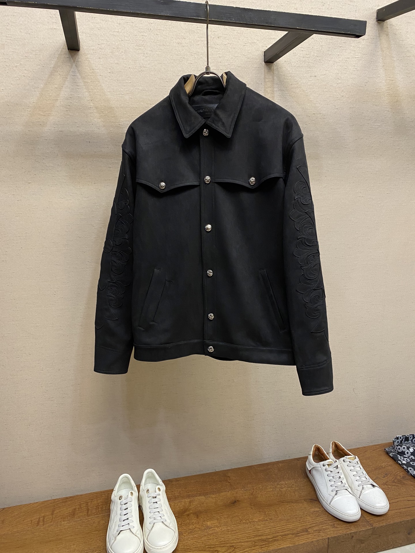 NO:608599,CH Chrome Heart Autumn and winter new suede heavy-duty jacket, LOGO embroidery, custom-made graphic hardware, elegant upper body, versatile style, same size for men and women, sizes S-XL, S length 67, bust 118, sleeve length 61, M length 69, chest 122, sleeve length 62, L length 71, chest 126, sleeve length 63, XL length 73, bust 130, sleeve length 64, chrome  hearts,jackets & coats,jackets & coats,chamois leather,alexander wang19860909CH 克罗心 秋冬新款麂皮绒重工夹克外套 LOGO刺绣 定做图型五金 上身显贵大气 百搭款 男女同款 尺码S-XL S衣长67 胸围118 袖长61 M衣长69 胸围122 袖长62 L衣长71 胸围126 袖长63 XL衣长73 胸围130 袖长64,,chrome hearts,jackets & coats,jackets & coats,chamois leather,alexander wang,Men's clothing