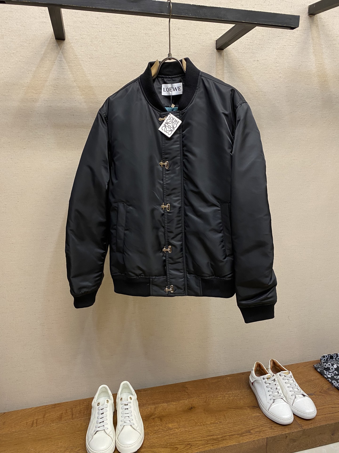 NO:608563,Loewe, Luo Yiwei's new autumn and winter down zipper jacket. Customized hardware. Pleated design. Unique personality. White duck down lining to keep warm and not velvet. Same style for men and women. Size S-XL,,loewe,loewe,jackets & coats,jackets & coats,down jacket,alexander wang19860909Loewe,罗意威秋冬新款羽绒拉链夹克外套 定做五金 皱褶设计 个性独特 内里白鸭绒保暖不钻绒 男女同款 尺码S-XL,,loewe,loewe,jackets & coats,jackets & coats,down jacket,alexander wang,Men's clothing