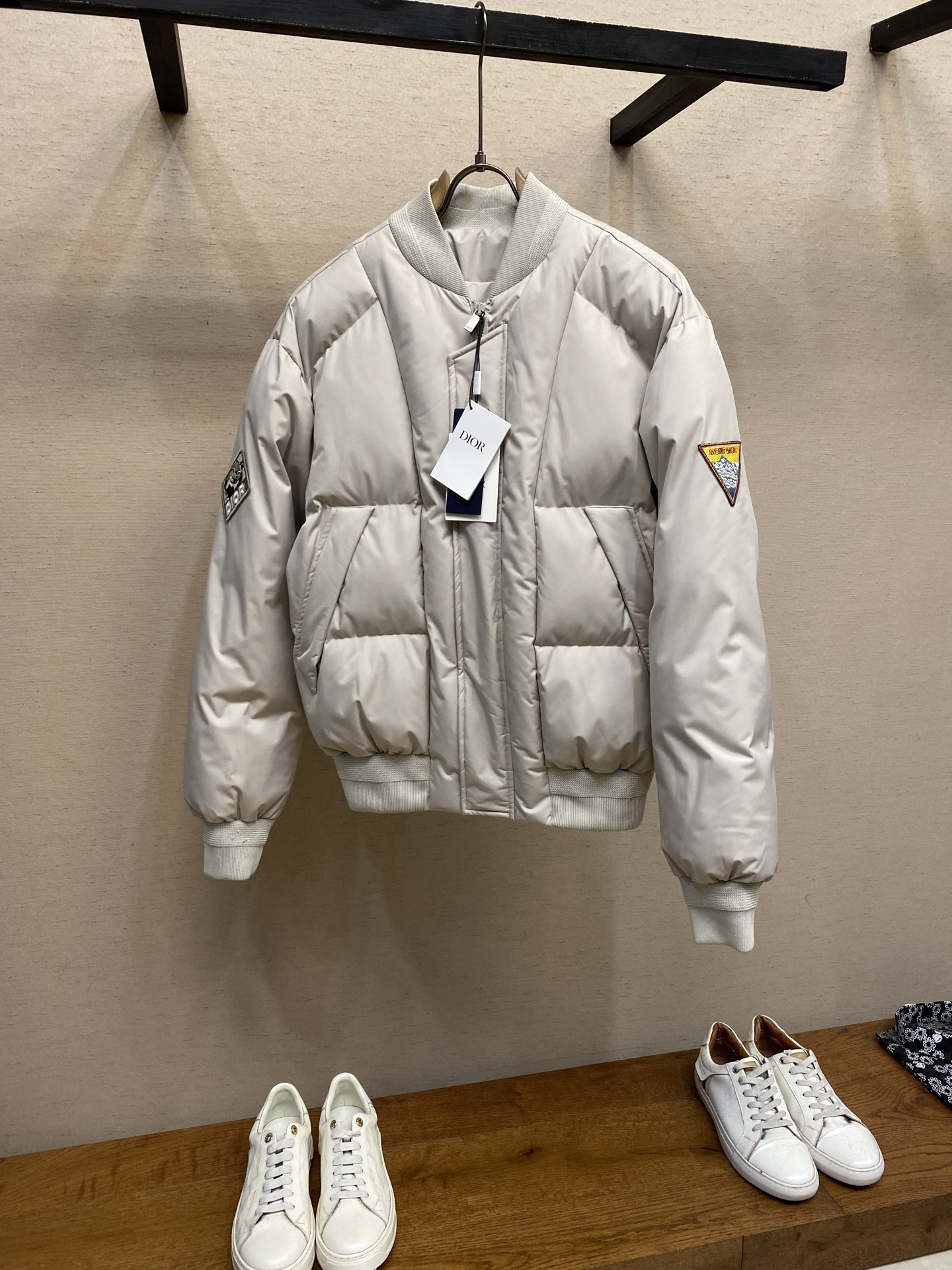 NO:608558,Dior, 2025 autumn and winter new down cotton jacket, CD is the same style for men and women, 400g down filling, warm and thick. Customized jacquard threaded collar, cuffs, hems, front and middle zipper opening, invisible button pockets on both sides of the inside, patch embroidery on both sides of the sleeves, full gray and white tone, fashionable and versatile. The workmanship details are counter-level quality, 11 restoration, the highest version on the market!  Size S-XL,,dior,down jacket,alexander wang19860909Dior、2025秋冬新品羽绒棉服,CD男女同款,400g充绒,保暖厚实.定制提花螺纹领口、袖口、下脚,前中拉链开合,内里两侧隐形扣袋,袖侧两边分别饰有贴章刺绣工艺,全幅灰白色调,时尚百搭.做工细节专柜级品质,11还原,市场最高版本！ 尺码S-XL,,dior,down jacket,alexander wang,Men's clothing