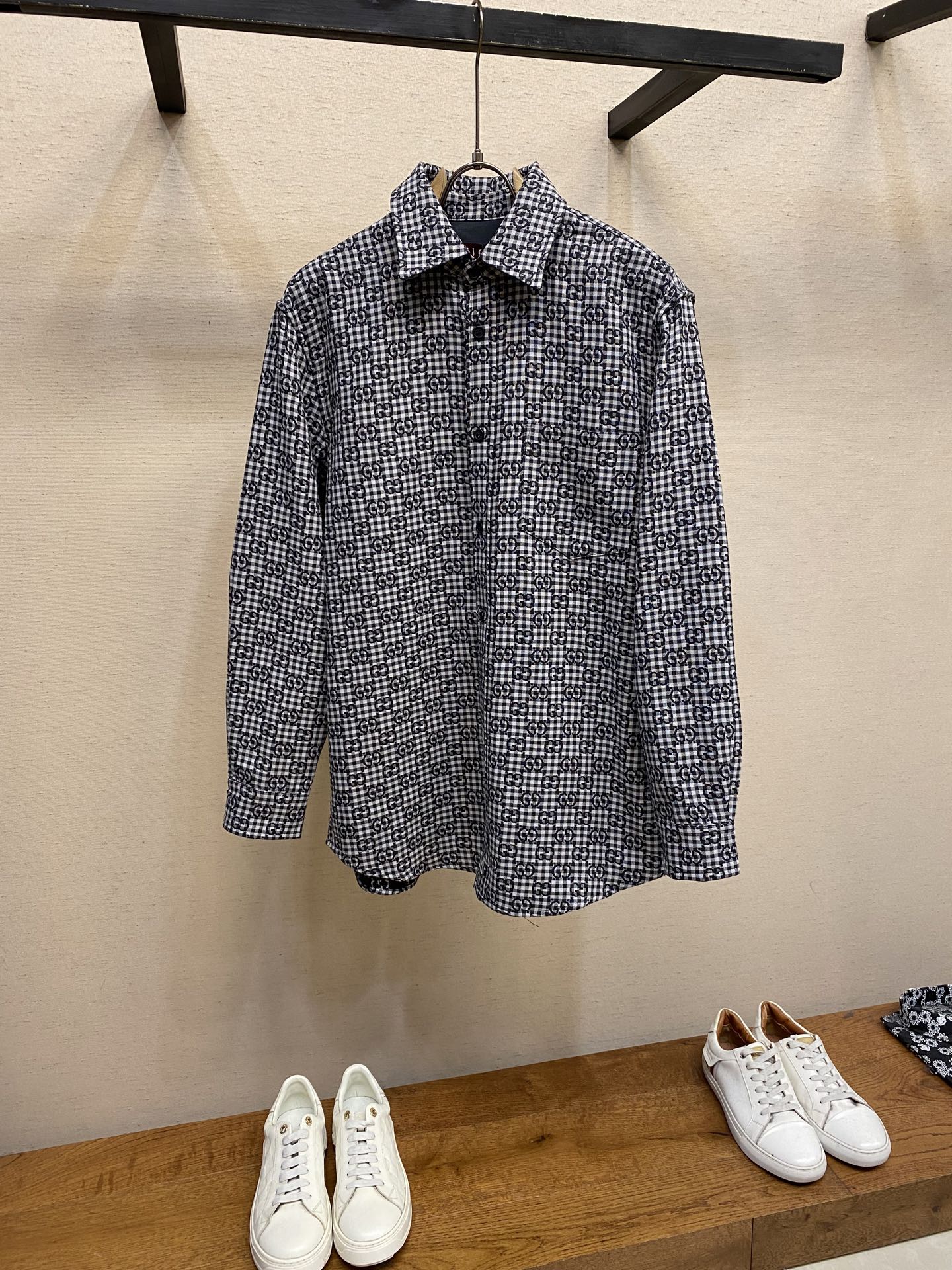 NO:608571,Gucci, Double G fine plaid full-print plaid jacquard shirt. The original purchase was 9,900 and developed. The fabric is made of customized GG plaid cotton-wool blended jacquard fabric. It has excellent texture, slightly elastic texture and is comfortable and close to the skin. It is based on ink gray. Unobtrusive grayscale narrative is just like the restrained aura of a contemporary gentleman. It uses geometric plaid as the backbone to weave a symphony of deep and light plaids. Jacquard craftsmanship is the soul. Encounter the GG pattern covering the body.  Derived from the brand's profound cultural heritage, inspired by architectural aesthetics, seamlessly connect the static line sense with the dynamic sense of smoothness, outline the rhythm of the body, and show the charm and grace. Let every wearing become an in-depth dialogue with texture design. The fabric jacquard technology controls the interweaving of warp and weft lines by weaving the full width of the fabric on the surface with GG jacquard texture technology. Precisely controls the interweaving density and tension of the yarn to make it more three-dimensional. Infrared positioning cutting machine  The precise positioning of materials is achieved through infrared emitters and infrared receivers. The accuracy can reach the micron level to meet the high-precision cutting effect of alignment and striping. The template machine opens the bag. The preset template guides the position, shape and size of the bag opening. The accuracy ensures the quality of the bag opening effect. Sizes S-XL,,gucci,shirts,alexander wang19860909Gucci,双G细格纹满印格纹提花衬衫 原版9,900购入开发,面料采用定制GG格纹棉毛混纺提花面料 质感卓越 微弹质地 舒适贴肤 以墨灰为底 不张扬的灰度叙事 恰如当代绅士的内敛气场 以几何格纹为骨 织就深浅交织的格纹交响 提花工艺为魂 邂逅铺满衣身的GG图案 源自品牌深厚的文化底蕴 以建筑美学为灵感 让静态时的线条感与动态时的流畅感无缝衔接 勾勒身体韵律 尽显魅力风度 让每一次穿着都成为与质感设计的深度对话,面料提花工艺 通过在织物表面织出全幅 GG提花织纹技术 控制经纬线的交织方式 精确控制纱线的交织密度和张力 使其更具立体感,红外线定位裁床 通过红外发射器和红外接收器来实现对材料的精准定位 精度可达到微米级别 从而满足对位对条高精度裁剪的效果,模版机开袋 预设的模板来指导开袋的位置 形状和大小 精确性确保了开袋效果质量. 尺码S-XL,,gucci,shirts,alexander wang,Men's clothing