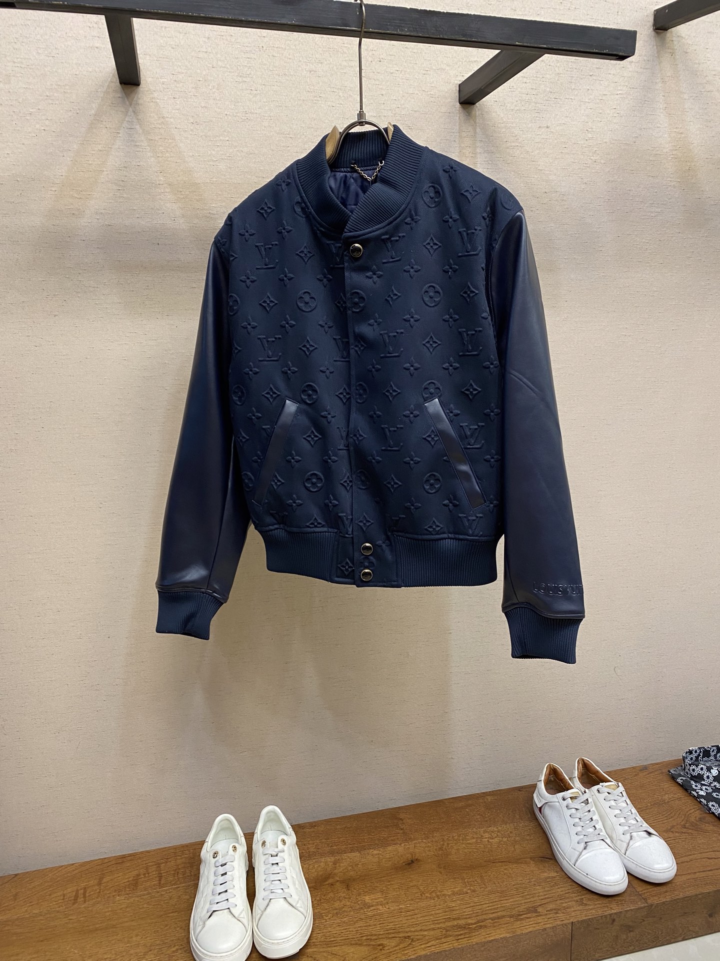 NO:608575,1V all over printed embossed leather sleeve baseball jacket  Originally purchased for 42,500, 26ss show series, the fabric is made of 7*7 combed siro spinning and thickened 480g twill denim fabric, with all-over Monogram elements integrated into the leisurely silhouette, with three-dimensional relief embossing all over the body, and the relief embossing texture is clear, after high-temperature pressing  Each pattern is manually filled with silicone to prevent dents. The flat nails and threshold buttons are all made of original obsidian laser molds, and the engravings are clear and delicate. A full set of new accessories are customized at the same time, with perfect details. The sleeves are embossed with a two-layer cowhide steel stamp logo, which is highly recognizable when paired with an all-over printed body.  Sizes S-XL,,jackets & coats,cowhide,alexander wang198609091V满印浮雕压花皮袖棒球夹克 原42,500购入,26ss秀款系列,面料采用7*7支精梳赛络纺纱做加厚480克斜纹牛仔面料,将满印Monogram元素融入悠闲轮廓,满身立体浮雕压纹,浮雕压花纹路清晰,高温压成型后由人工对每个花型填充硅胶防止凹陷.平面钉、门槛纽扣均为原样黑曜石镭射开模,刻字清晰细腻.全套新款辅料同步定制,细节处理完美.袖子采用二层牛皮钢印logo压花,搭配满印衣身辨识度极高. 尺码S-XL,,jackets & coats,cowhide,alexander wang,Men's clothing