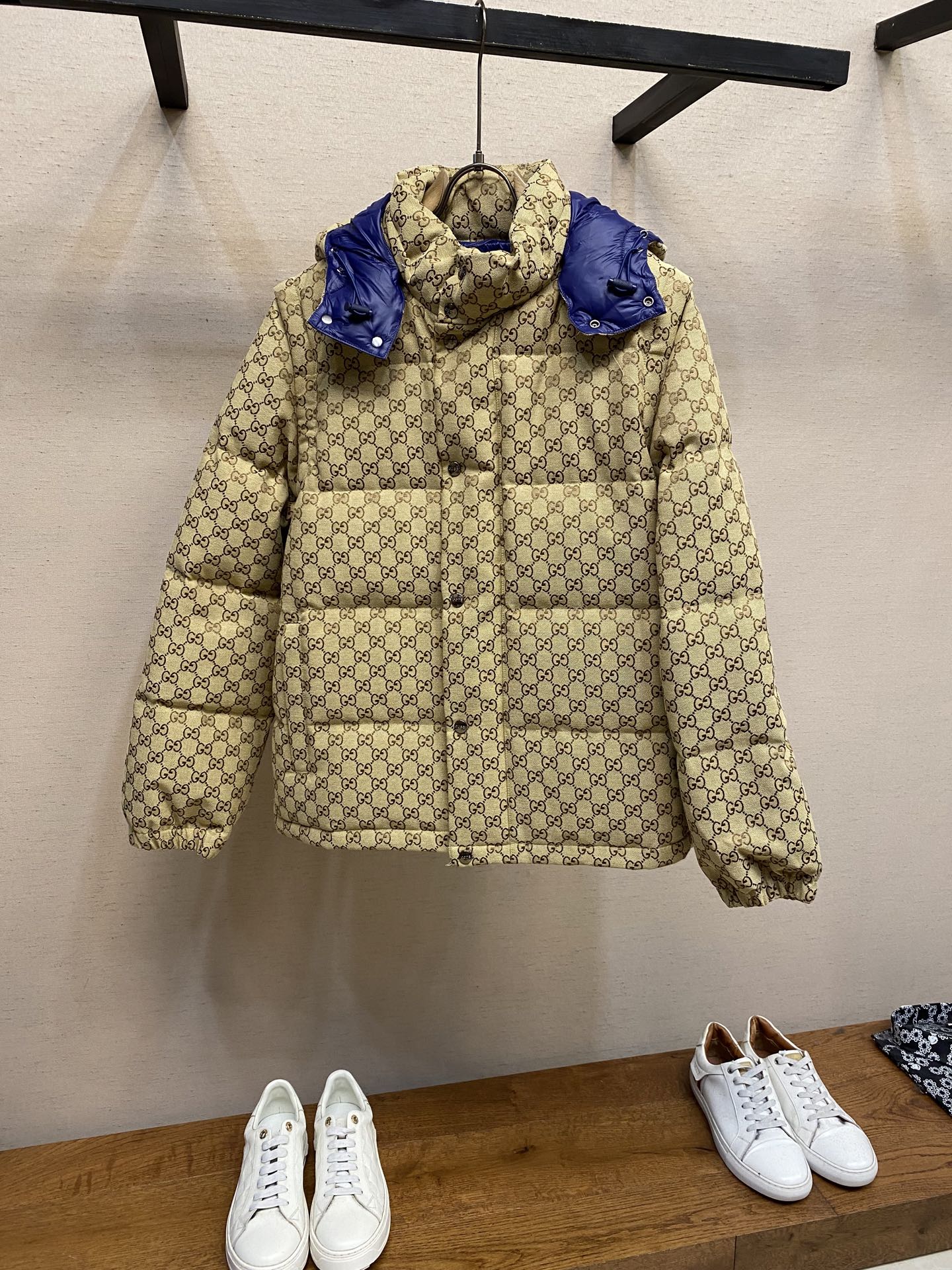 NO:608567,Gucci, new down jacket for autumn and winter. This jacket is carefully made of camel and ebony GG cotton canvas, reinterpreting the brand's classic elements with a modern style. , camel and ebony GG cotton canvas.  Lined Removable hood Sizes S-XL,,gucci,jackets & coats,down jacket,hats,alexander wang19860909Gucci、秋冬新款羽绒棉服. 这款夹克采用驼色和乌木色 GG 棉质帆布精心打造,以现代风格焕新演绎品牌经典元素. ,驼色和乌木色 GG 棉质帆布．有衬里 可拆卸兜帽 尺码S-XL,,gucci,jackets & coats,down jacket,hats,alexander wang,Men's clothing