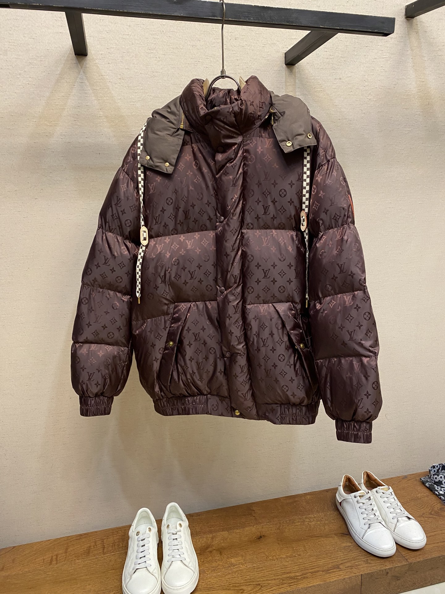 NO:608581,1V, new MONOGRAM jacket!  Whether you are riding on the snow field or strolling in the city, this jacket can easily fit into your winter look. The Monogram jacquard dark pattern in the same color throughout the body blooms quietly on the technical fabric, showing low-key luxury. The slim silhouette hugs the body comfortably, and the interior is filled with Ecodown environmentally friendly material to ensure excellent thermal insulation performance. The clever details pay tribute to the brand's long tradition of leather goods making, which is the finishing touch. Sizes S-XL,, jackets & coats, alexander  wang198609091V,新款MONOGRAM 夹克！ 无论是驰骋雪场还是漫步都市,本款夹克都能轻松融入您的冬日造型.通体同色系的 Monogram 提花暗纹,在科技面料上悄然绽放,尽显低调奢华.修身廓形舒适围裹身体,内里填充 Ecodown 环保材质,确保出色保暖性能.巧妙的细节点缀,向品牌悠久的皮具制作传统致敬,堪称点睛之笔. 尺码S-XL,,jackets & coats,alexander wang,Men's clothing