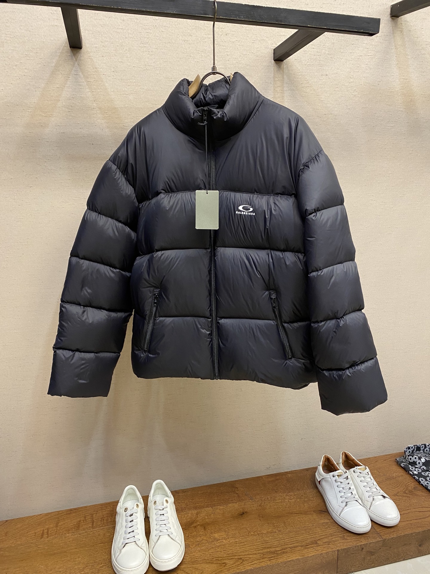 NO:686095,Balenciaga Logo LOGO Down Jacket Product details 1. Technical tear-proof fabric is used to ensure the durability and safety of the clothing in outdoor sports such as skiing, and effectively prevent damage caused by accidental tearing. 2. High-stand collar design The unique high-stand collar design provides better neck warmth, and the ample pocket design is equipped with multiple pockets, which not only facilitates the storage of various small items needed for skiing, but also increases the practicality and convenience of the clothing.  3. Waterproof and thermal insulation properties. The specially treated fabric has good waterproof properties and can keep the interior dry even in rainy and snowy weather. At the same time, the filling is made of high-quality materials to ensure excellent thermal insulation effect. 4. Brand characteristics and design sense. As part of the Balenciaga ski series, the design incorporates the brand's unique style and artistic sense, showing a unique fashion charm.  5. Detail processing Balenciaga's ultimate pursuit of details is also reflected in this down jacket. Whether it is the choice of zippers, buttons or other accessories, it reflects the brand's exquisite craftsmanship and high quality requirements. Sizes S-XL,,balenciaga,balenciaga,down jacket,19860909Balenciaga 徽标LOGO羽绒服 产品细节 1.技术防撕裂面料采用了技术防撕裂面料,确保了衣物在滑雪等户外运动中的耐用性和安全性,有效防止因意外撕裂而导致的损坏. 2.高立领设计独特的高立领设计提供了更好的颈部保暖效果, 充足的口袋设计配备了多个口袋,不仅方便存放滑雪时所需的各类小物品,还增加了衣物的实用性和便利性. 3.防水与保暖性能经过特殊处理的面料具有良好的防水性能,即使在雨雪天气也能保持内部干燥.同时,填充物选用高品质材料,确保了出色的保暖效果. 4.品牌特色与设计感作为巴黎世家滑雪系列的一部分,在设计上融入了品牌的独特风格和艺术感,展现出与众不同的时尚魅力. 5.细节处理巴黎世家对细节的极致追求也体现在这款羽绒服服上,无论是拉链、纽扣还是其他辅料的选择,都体现了品牌的精湛工艺和高品质要求. 尺码S-XL,,balenciaga,balenciaga,down jacket,,Men's clothing