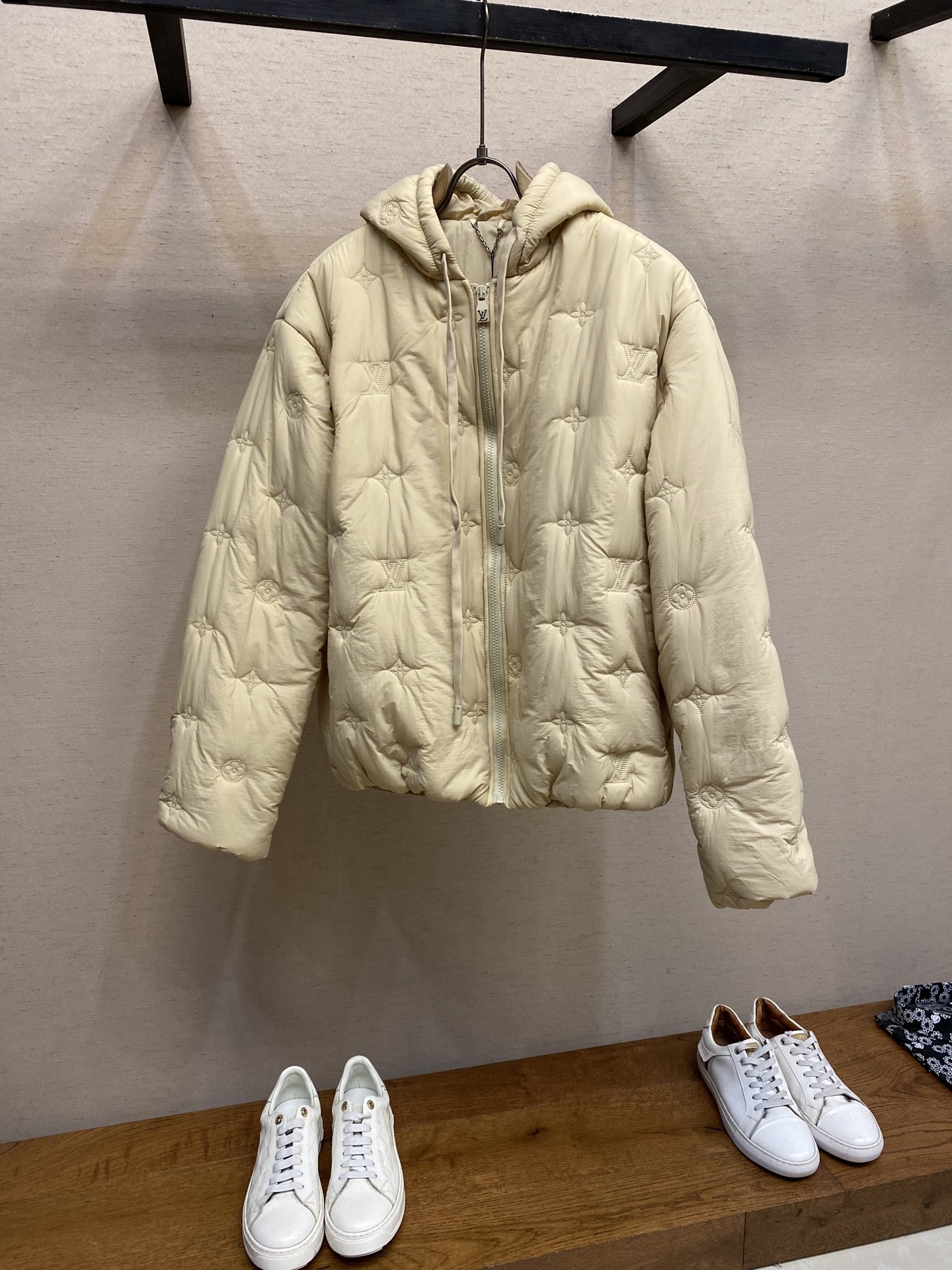 NO:725581,1V supports after-sales embroidered cotton jackets. This belted jacket features a full-length LV Monogram quilting pattern to release a sophisticated atmosphere. Fully lined in lightweight padded technical fabric, with adjustable hood, kangaroo pocket and Louis Vuitton button front. Sizes S-XL,,louis vuitton,louis vuitton,jackets & coats,jackets & coats,hats,198609091V 支持年后售后刺绣棉服外套 本款束腰夹克以全幅 LV Monogram 绗缝图案释放工致气息.轻盈衬垫科技面料包裹全内衬,搭配可调节风帽、袋鼠口袋和路易威登纽扣前襟 尺码S-XL,,louis vuitton,louis vuitton,jackets & coats,jackets & coats,hats,,Men's clothing