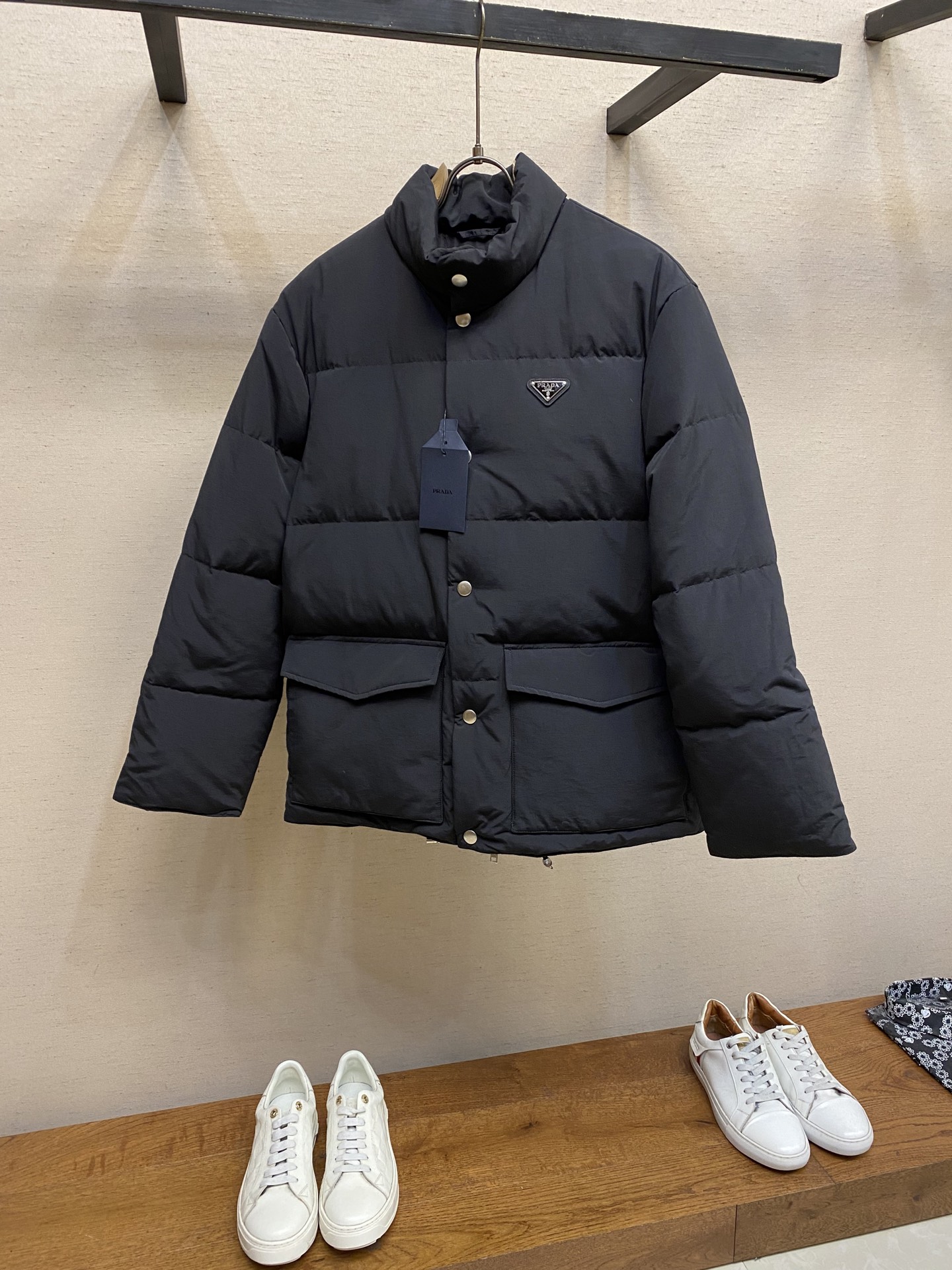 🌟🌟Prada、25FW 普拉达基础款羽绒服面料选择：选用极细锦纶纱线通过高密度的方式编织而成，单位面积