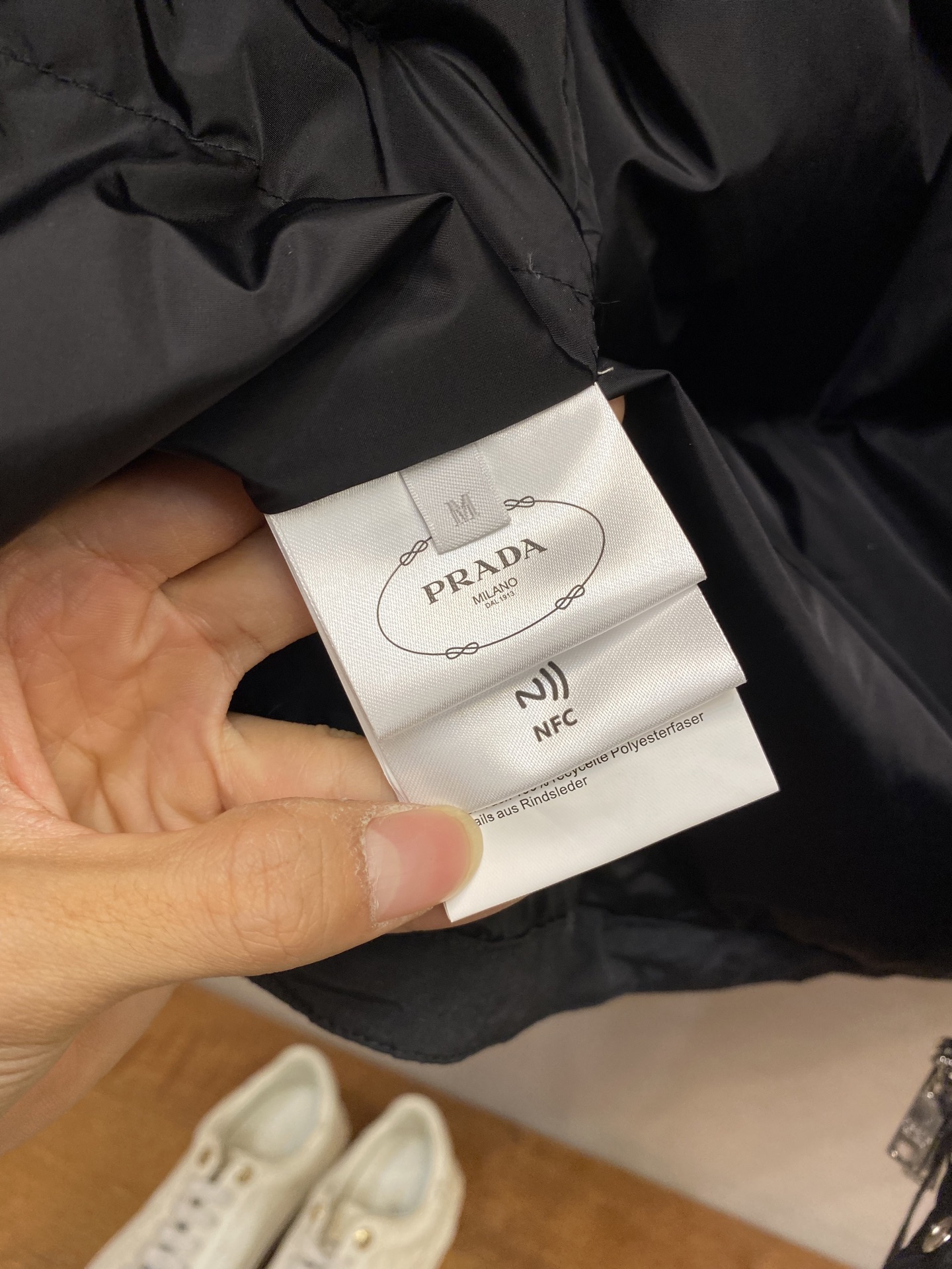 🌟🌟Prada、25FW 普拉达基础款羽绒服面料选择：选用极细锦纶纱线通过高密度的方式编织而成，单位面积