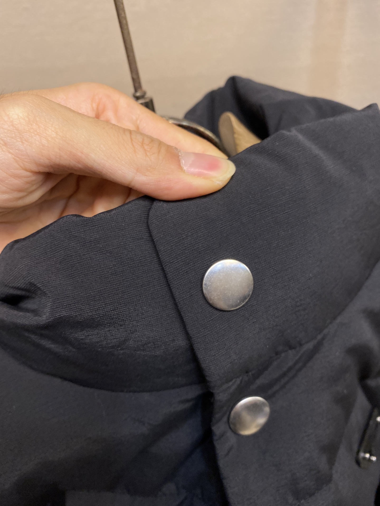 🌟🌟Prada、25FW 普拉达基础款羽绒服面料选择：选用极细锦纶纱线通过高密度的方式编织而成，单位面积