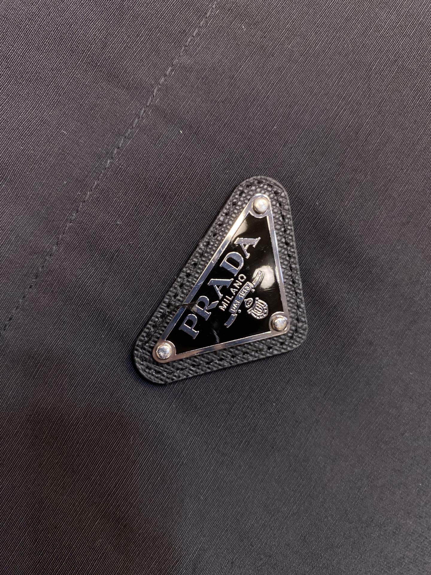 🌟🌟Prada、25FW 普拉达基础款羽绒服面料选择：选用极细锦纶纱线通过高密度的方式编织而成，单位面积