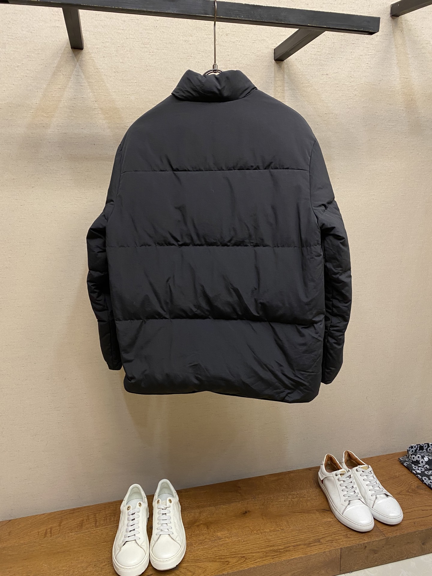 🌟🌟Prada、25FW 普拉达基础款羽绒服面料选择：选用极细锦纶纱线通过高密度的方式编织而成，单位面积