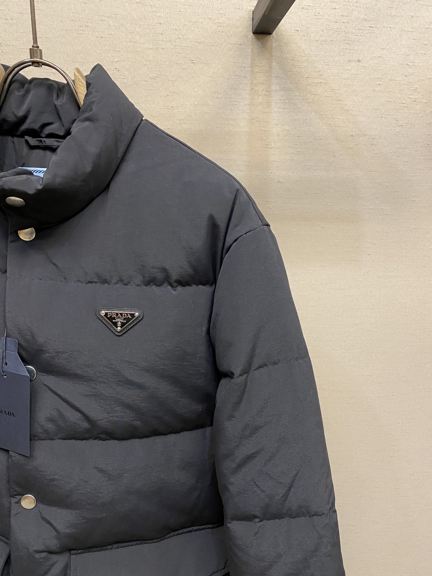 🌟🌟Prada、25FW 普拉达基础款羽绒服面料选择：选用极细锦纶纱线通过高密度的方式编织而成，单位面积