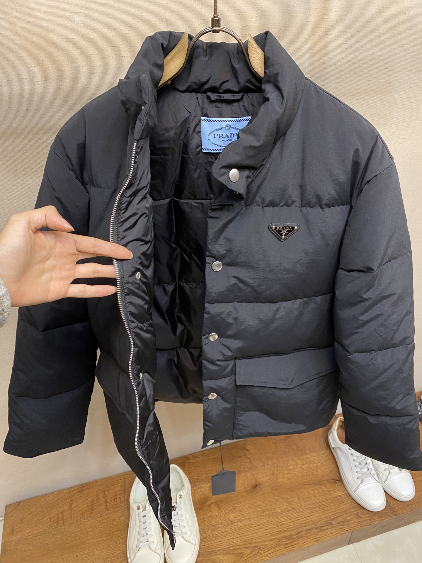 🌟🌟Prada、25FW 普拉达基础款羽绒服面料选择：选用极细锦纶纱线通过高密度的方式编织而成，单位面积