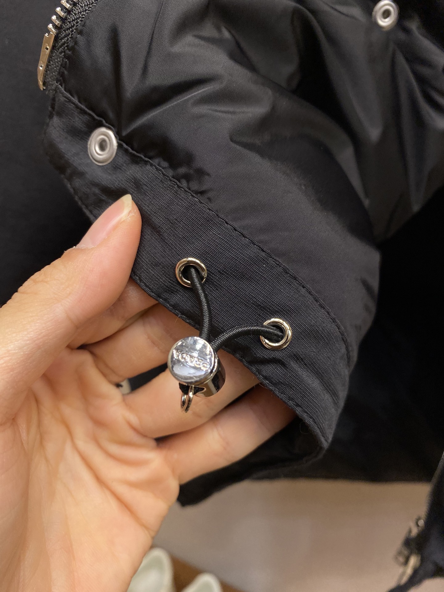 🌟🌟Prada、25FW 普拉达基础款羽绒服面料选择：选用极细锦纶纱线通过高密度的方式编织而成，单位面积