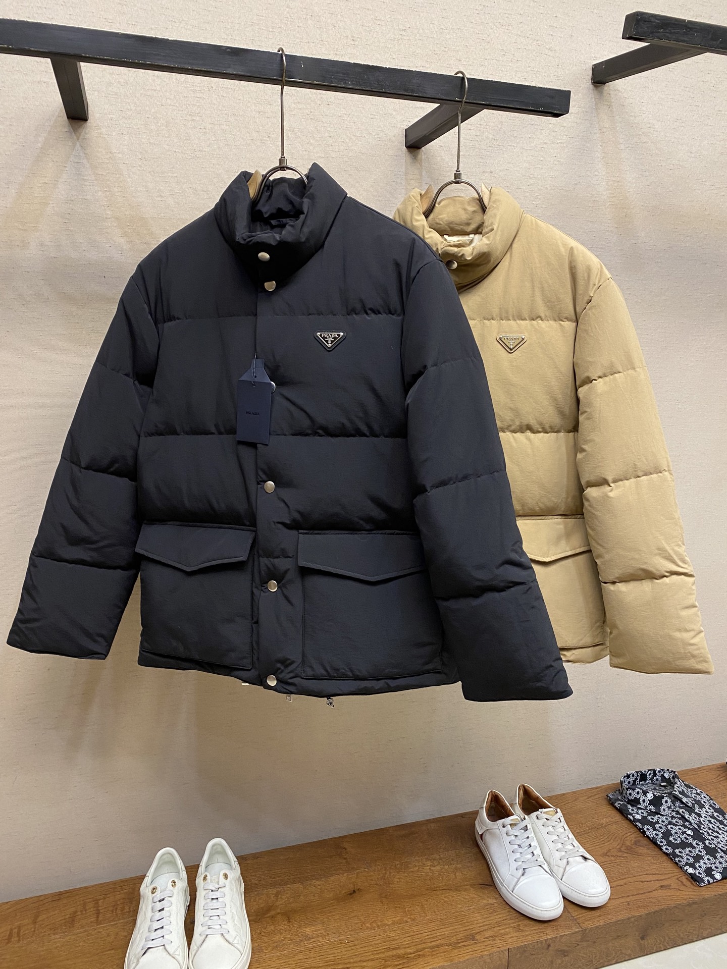 🌟🌟Prada、25FW 普拉达基础款羽绒服面料选择：选用极细锦纶纱线通过高密度的方式编织而成，单位面积
