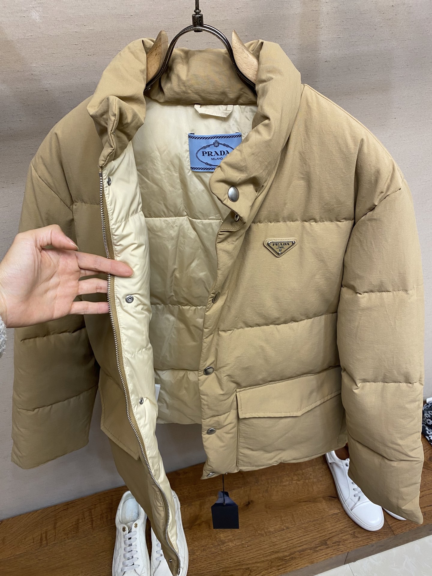 🌟🌟Prada、25FW 普拉达基础款羽绒服面料选择：选用极细锦纶纱线通过高密度的方式编织而成，单位面积