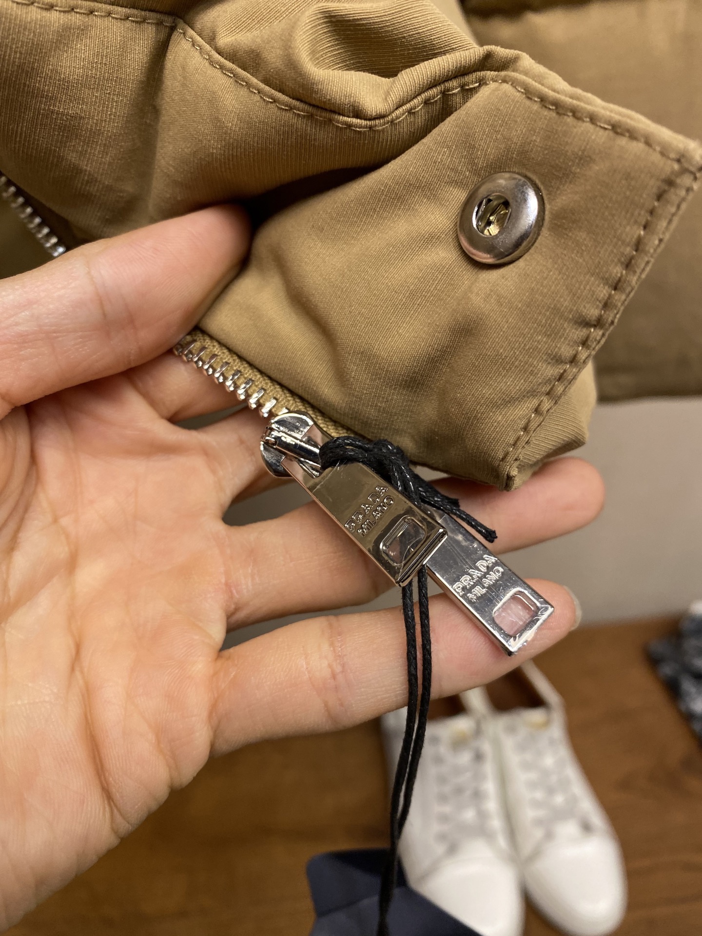 🌟🌟Prada、25FW 普拉达基础款羽绒服面料选择：选用极细锦纶纱线通过高密度的方式编织而成，单位面积