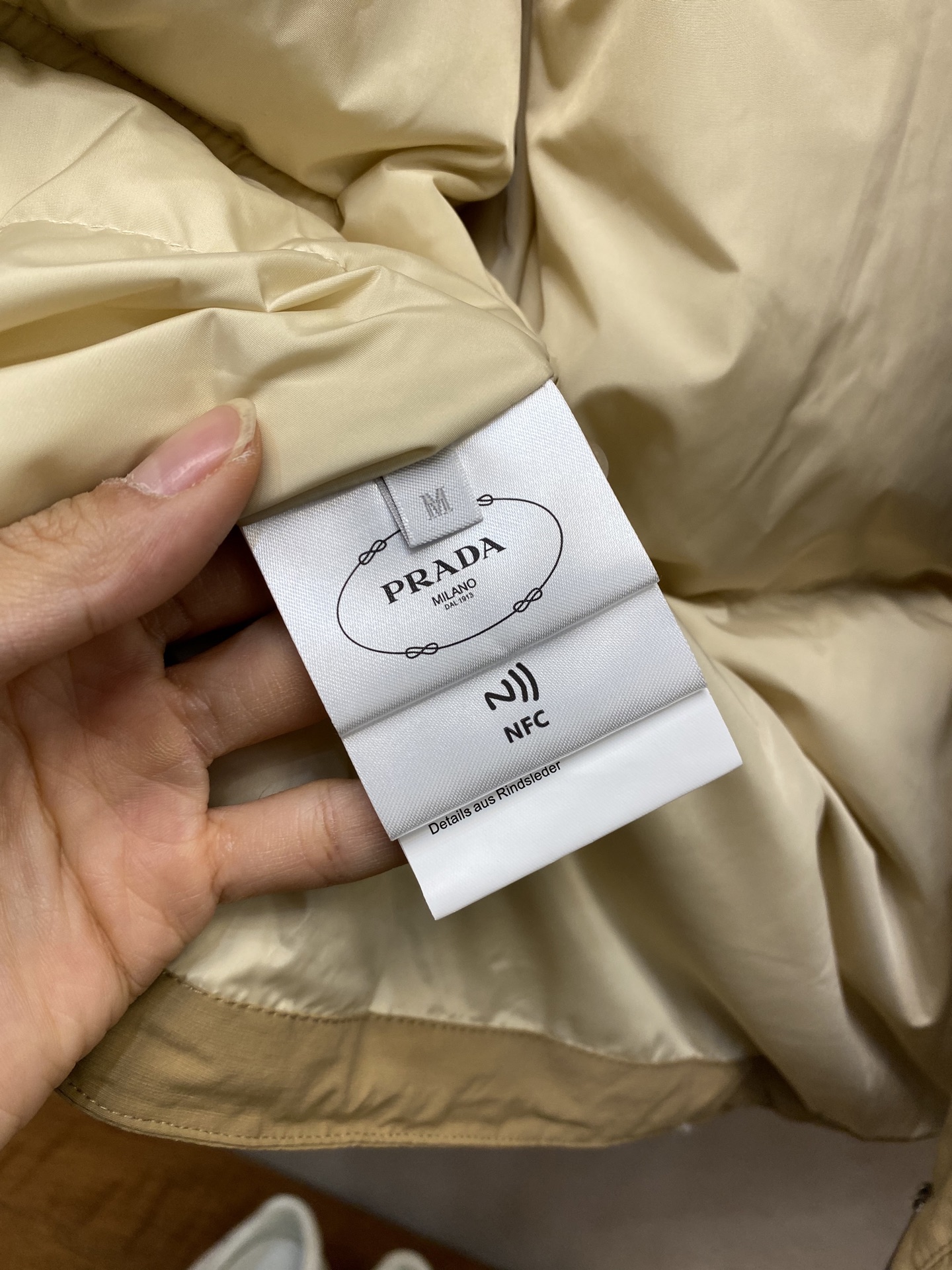 🌟🌟Prada、25FW 普拉达基础款羽绒服面料选择：选用极细锦纶纱线通过高密度的方式编织而成，单位面积