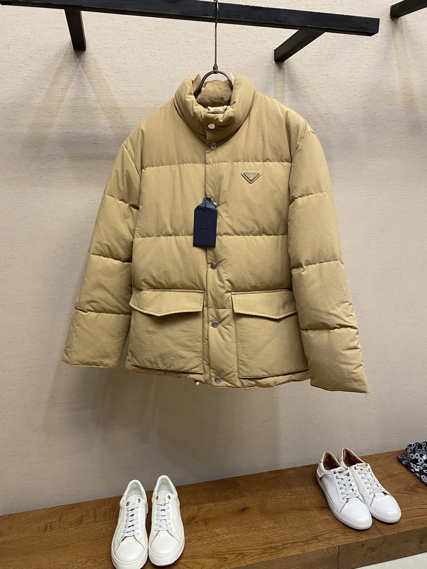 🌟🌟Prada、25FW 普拉达基础款羽绒服面料选择：选用极细锦纶纱线通过高密度的方式编织而成，单位面积