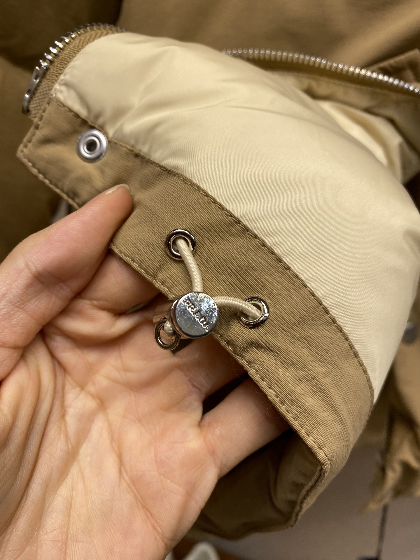 🌟🌟Prada、25FW 普拉达基础款羽绒服面料选择：选用极细锦纶纱线通过高密度的方式编织而成，单位面积