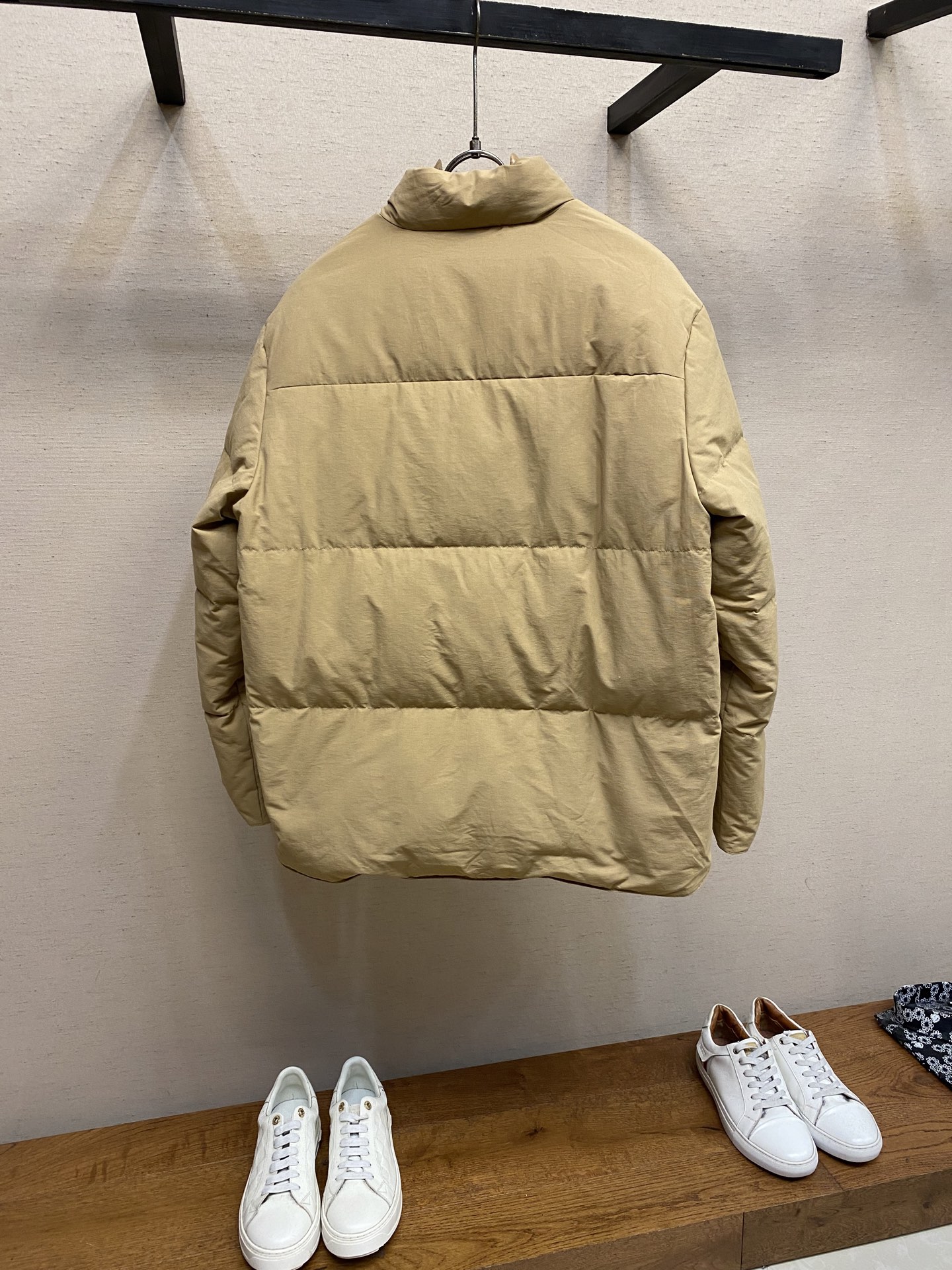 🌟🌟Prada、25FW 普拉达基础款羽绒服面料选择：选用极细锦纶纱线通过高密度的方式编织而成，单位面积