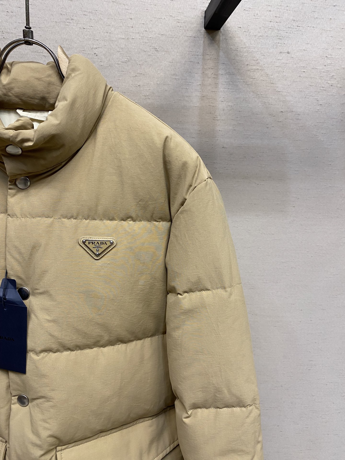 🌟🌟Prada、25FW 普拉达基础款羽绒服面料选择：选用极细锦纶纱线通过高密度的方式编织而成，单位面积