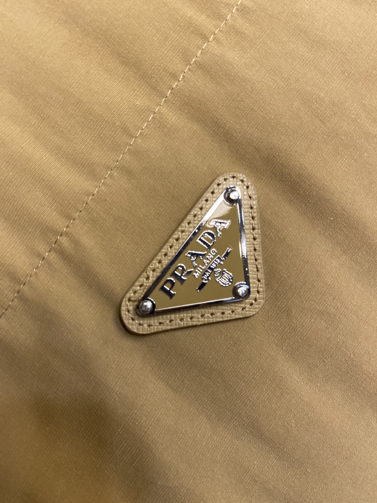 🌟🌟Prada、25FW 普拉达基础款羽绒服面料选择：选用极细锦纶纱线通过高密度的方式编织而成，单位面积