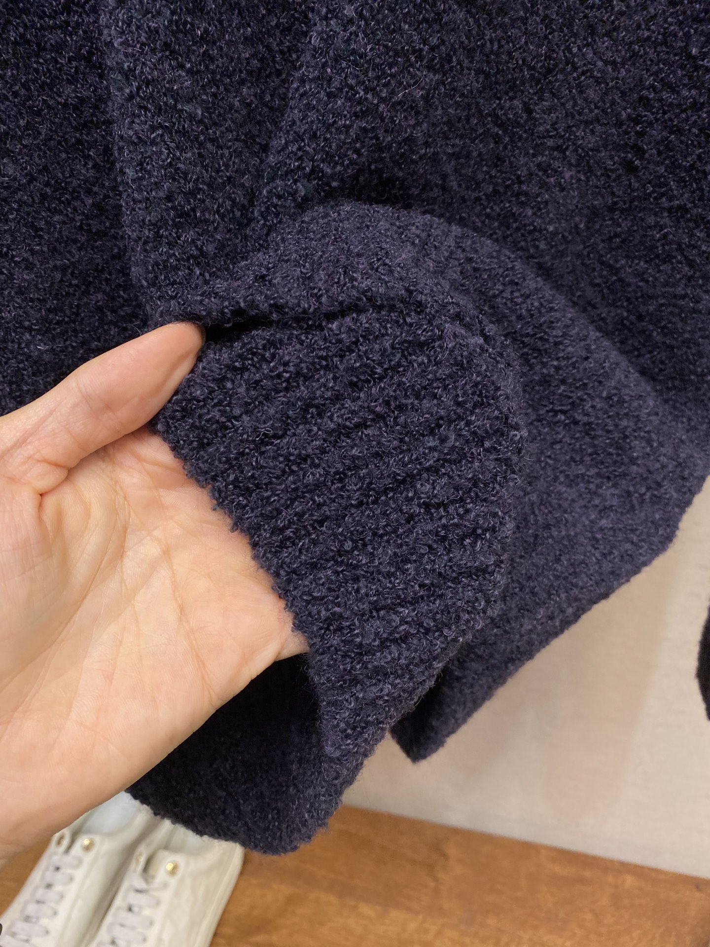 🌟🌟 1V路易家 绵羊毛混纺前后嵌花1V字母圆领衫穿着舒适保暖可轻松融入闲适及摩登造型。成就寒冷时节的雅