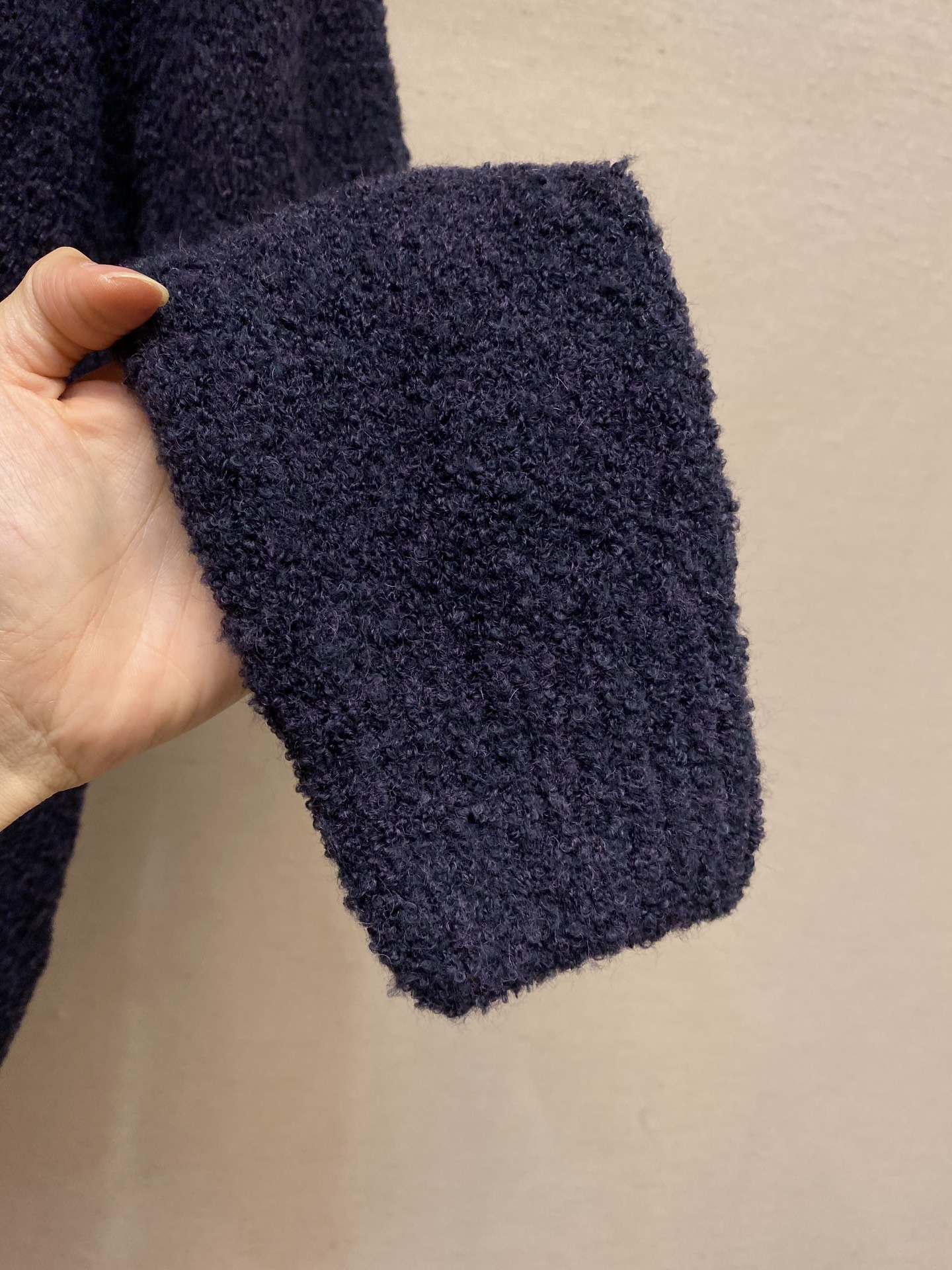 🌟🌟 1V路易家 绵羊毛混纺前后嵌花1V字母圆领衫穿着舒适保暖可轻松融入闲适及摩登造型。成就寒冷时节的雅