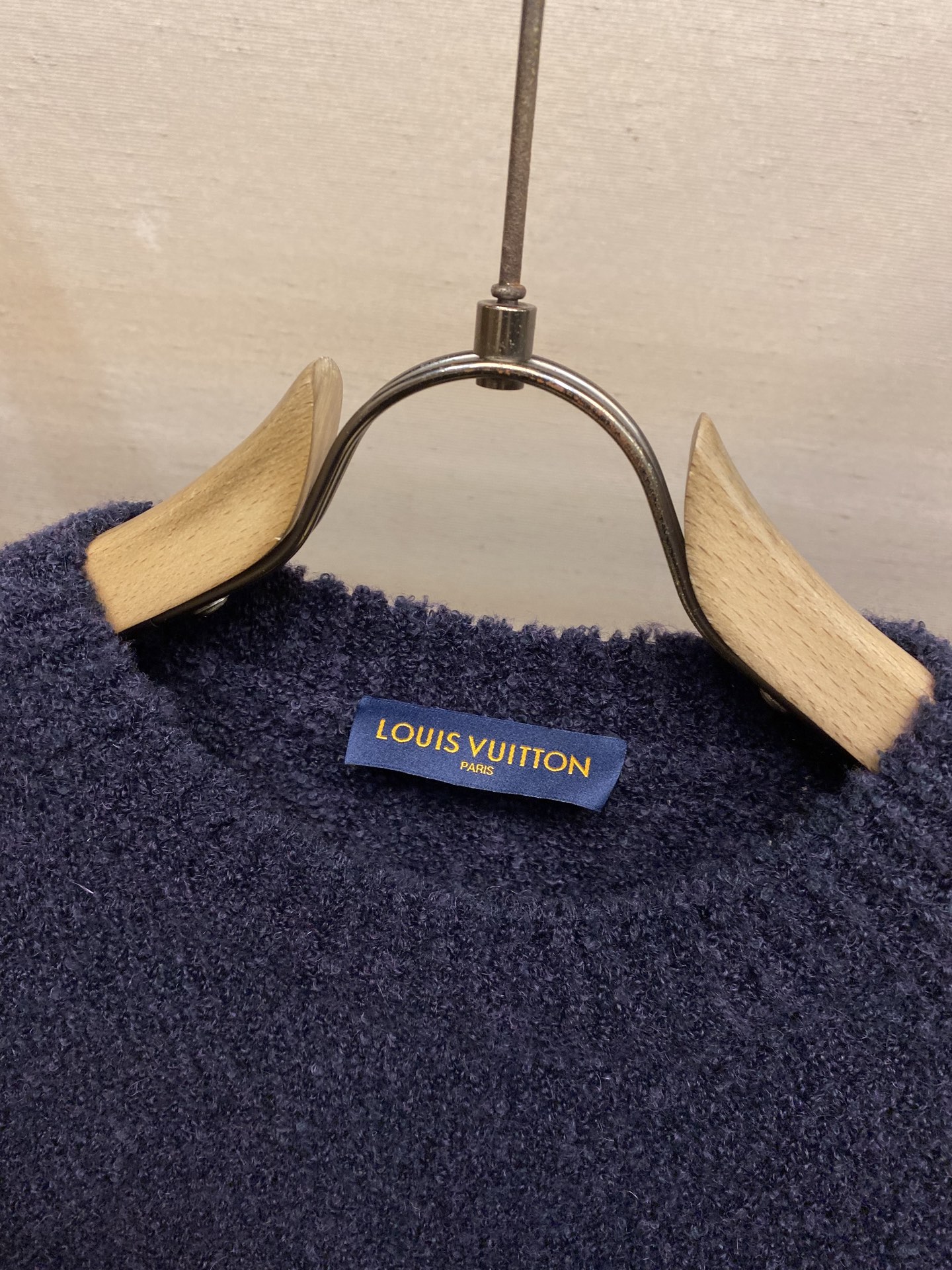 🌟🌟 1V路易家 绵羊毛混纺前后嵌花1V字母圆领衫穿着舒适保暖可轻松融入闲适及摩登造型。成就寒冷时节的雅