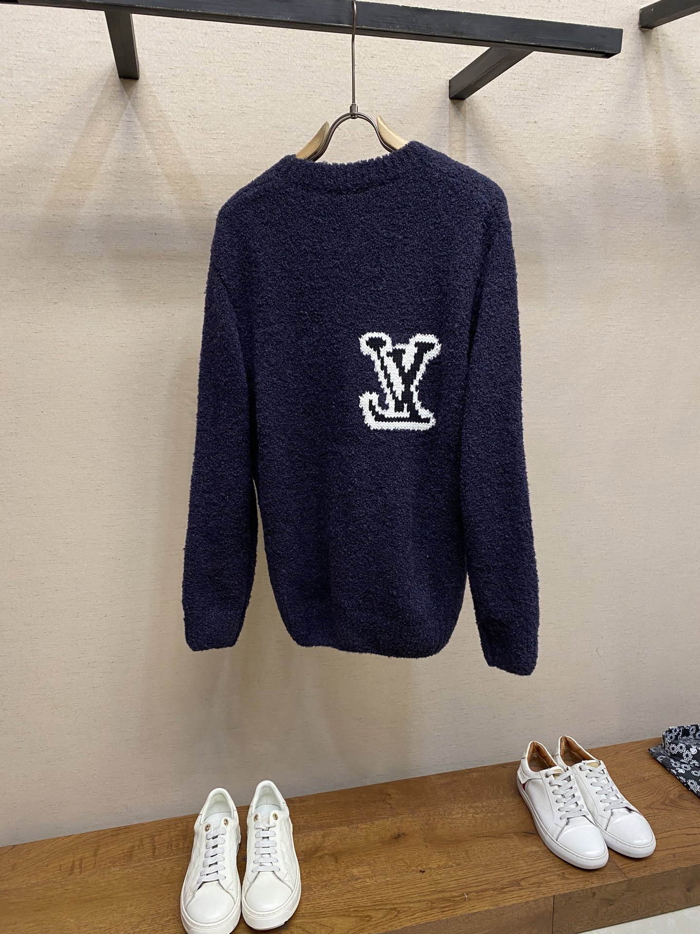 🌟🌟 1V路易家 绵羊毛混纺前后嵌花1V字母圆领衫穿着舒适保暖可轻松融入闲适及摩登造型。成就寒冷时节的雅