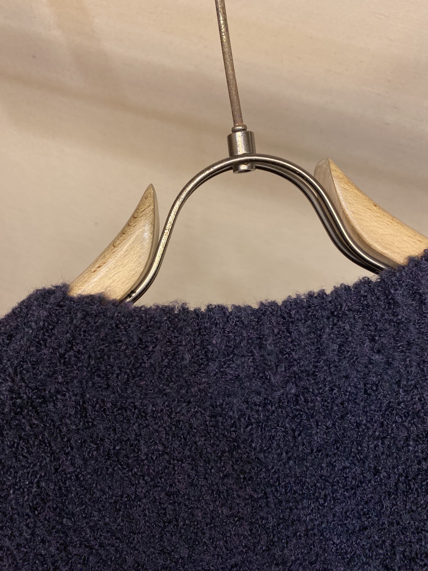 🌟🌟 1V路易家 绵羊毛混纺前后嵌花1V字母圆领衫穿着舒适保暖可轻松融入闲适及摩登造型。成就寒冷时节的雅