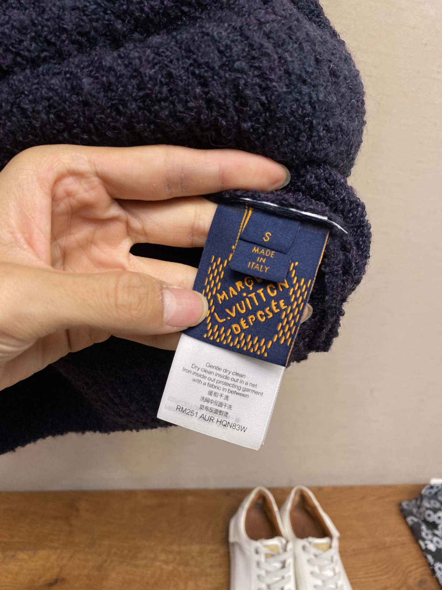 🌟🌟 1V路易家 绵羊毛混纺前后嵌花1V字母圆领衫穿着舒适保暖可轻松融入闲适及摩登造型。成就寒冷时节的雅