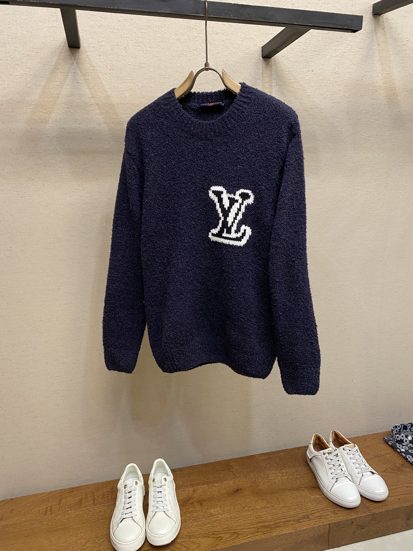 🌟🌟 1V路易家 绵羊毛混纺前后嵌花1V字母圆领衫穿着舒适保暖可轻松融入闲适及摩登造型。成就寒冷时节的雅