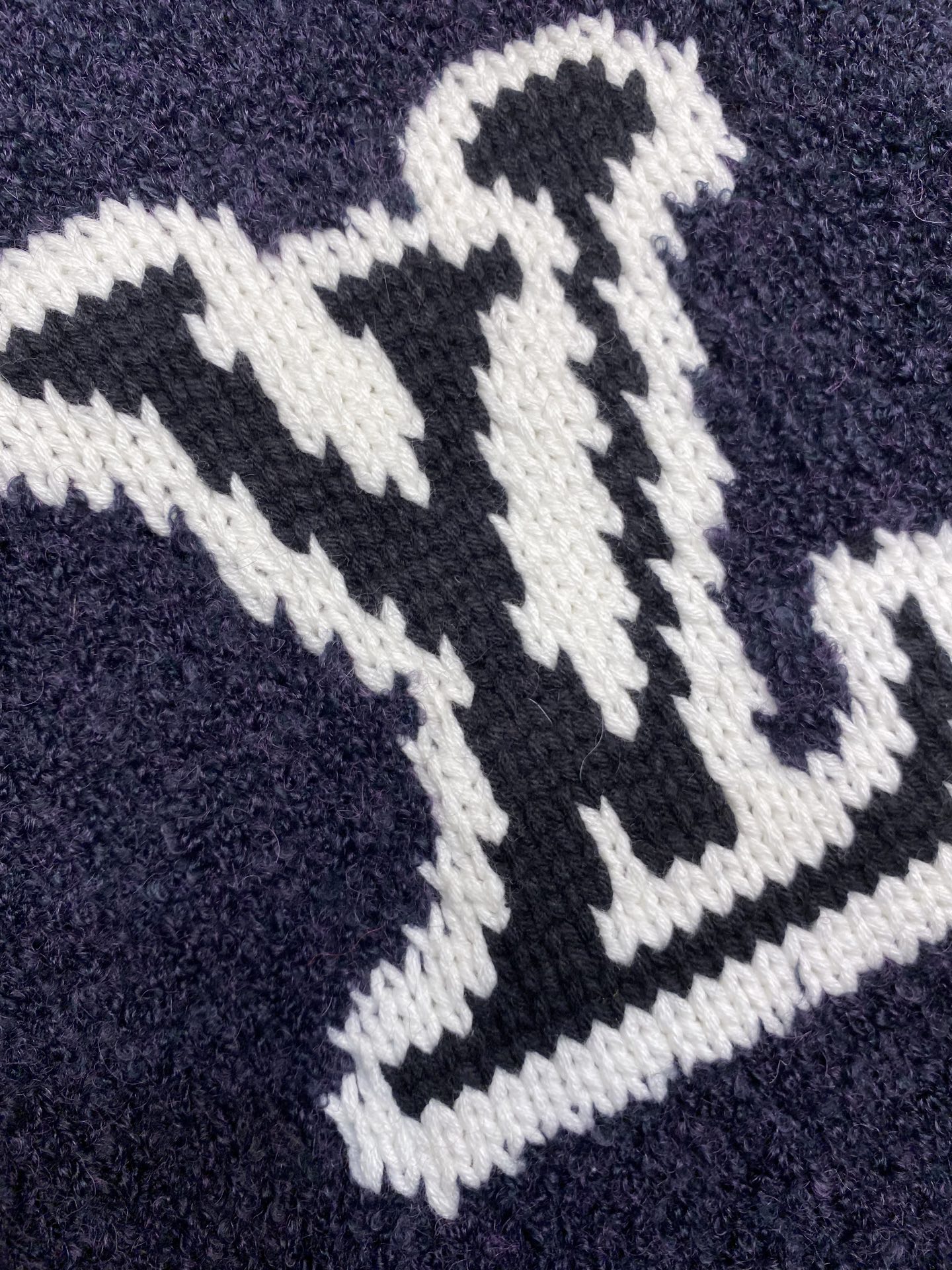 🌟🌟 1V路易家 绵羊毛混纺前后嵌花1V字母圆领衫穿着舒适保暖可轻松融入闲适及摩登造型。成就寒冷时节的雅