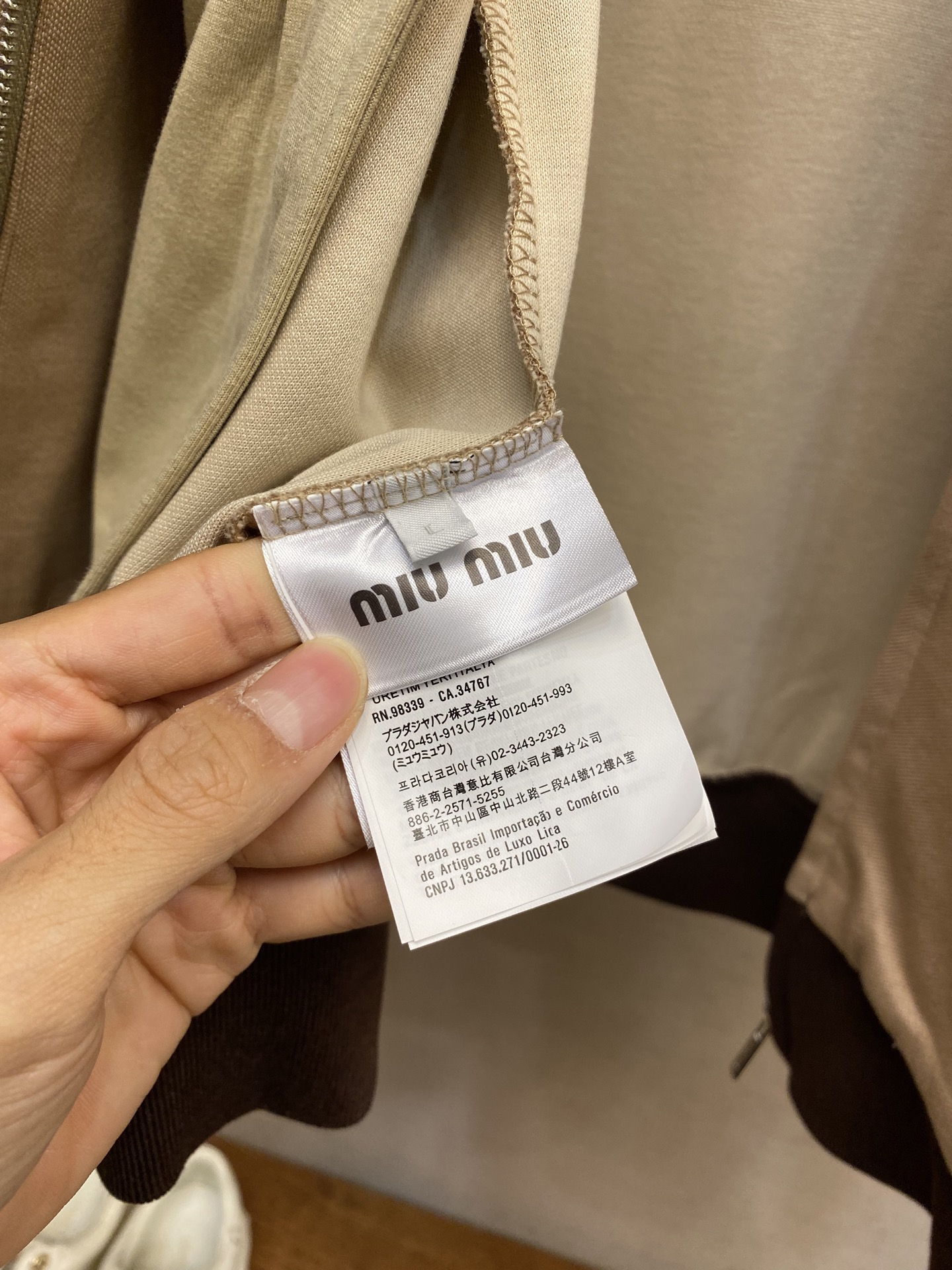 🌟🌟Miu Miu 平纹针织拉链运动衫 正品24400购入开发 380克斜纹倒钩双面精梳全棉面料 420