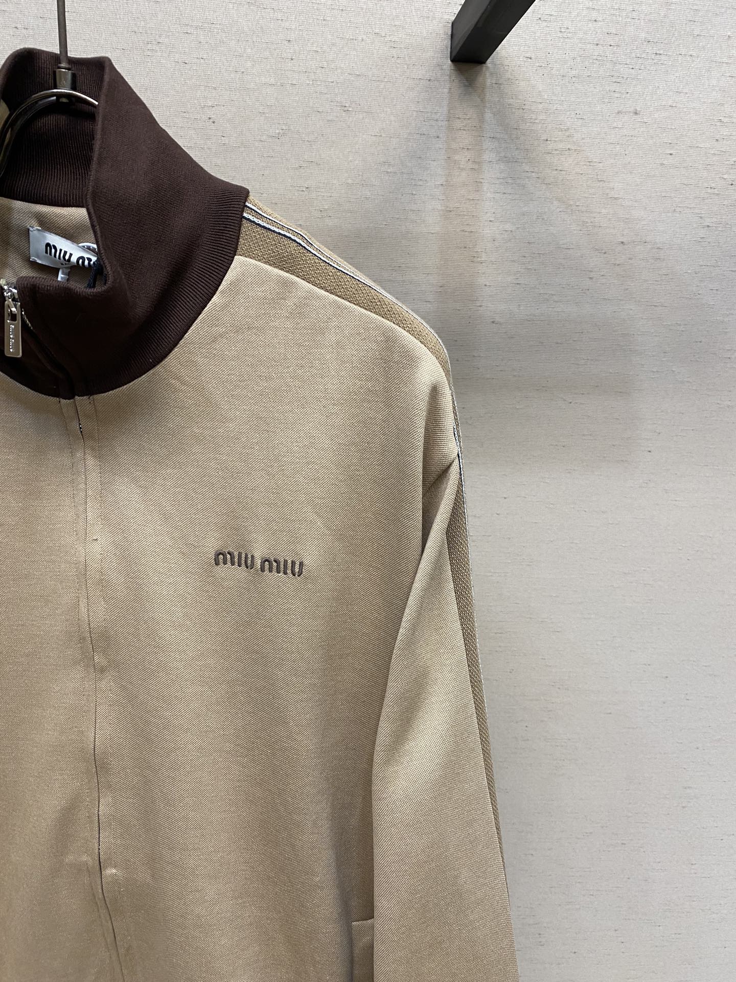 🌟🌟Miu Miu 平纹针织拉链运动衫 正品24400购入开发 380克斜纹倒钩双面精梳全棉面料 420