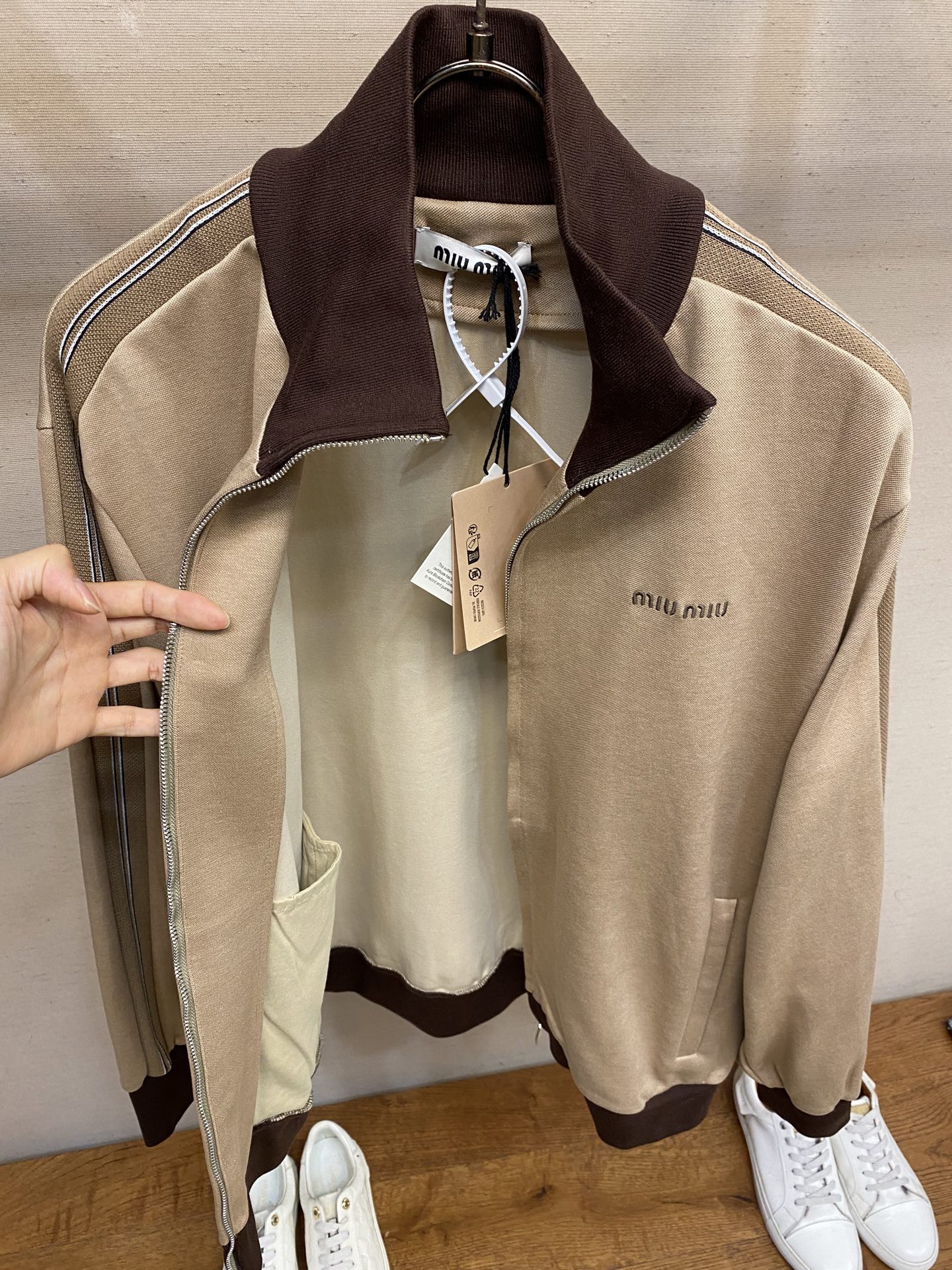 🌟🌟Miu Miu 平纹针织拉链运动衫 正品24400购入开发 380克斜纹倒钩双面精梳全棉面料 420