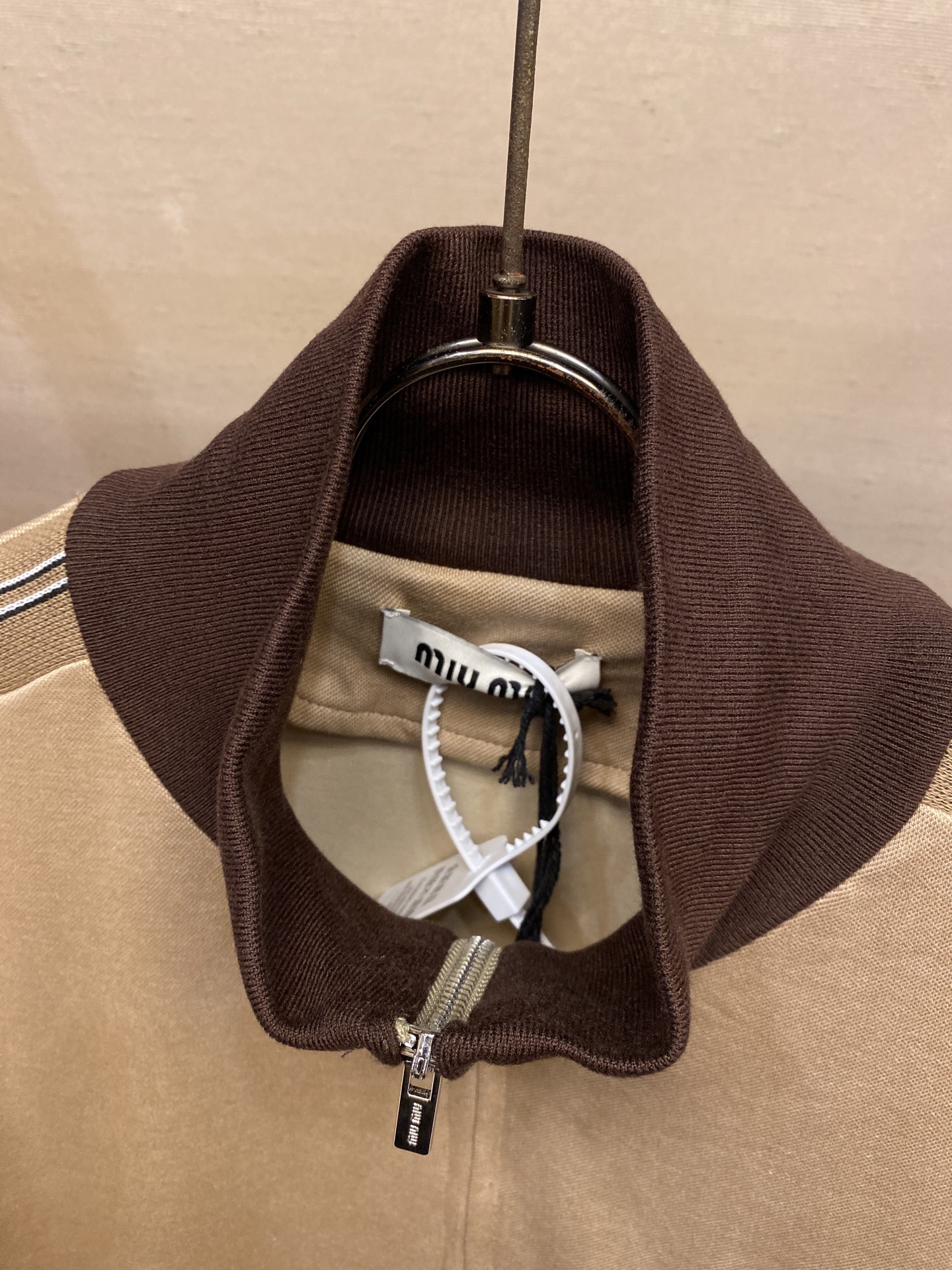 🌟🌟Miu Miu 平纹针织拉链运动衫 正品24400购入开发 380克斜纹倒钩双面精梳全棉面料 420