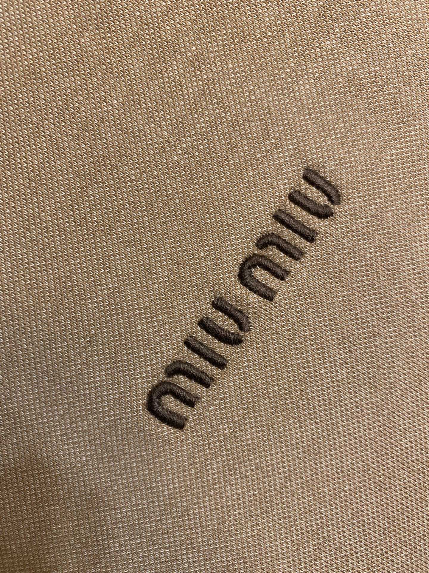 🌟🌟Miu Miu 平纹针织拉链运动衫 正品24400购入开发 380克斜纹倒钩双面精梳全棉面料 420