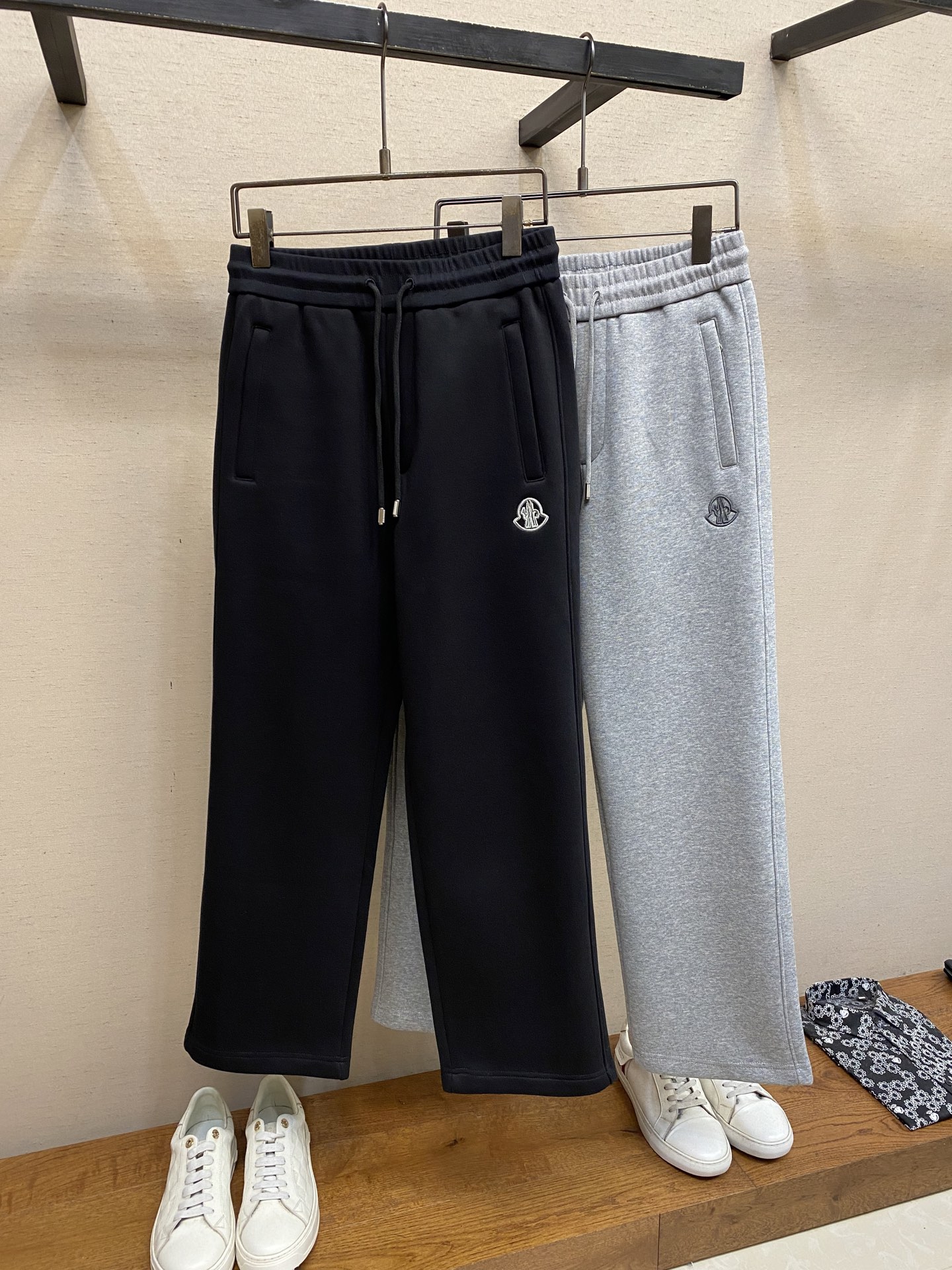 🌟🌟Moncler、【加绒】男士休闲裤👍 最新款上身版型无敌正！绝对可以闭眼收的一款此款裤子非常百搭，弹