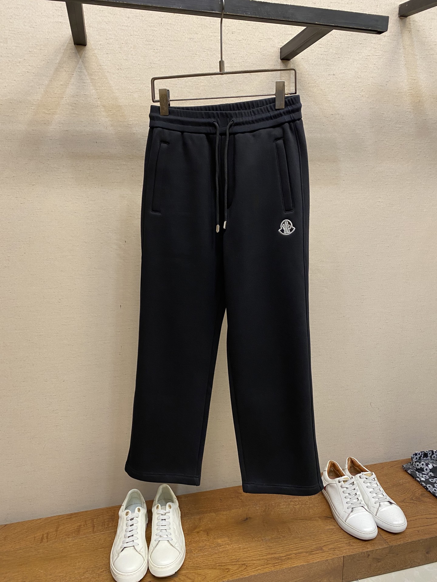 🌟🌟Moncler、【加绒】男士休闲裤👍 最新款上身版型无敌正！绝对可以闭眼收的一款此款裤子非常百搭，弹