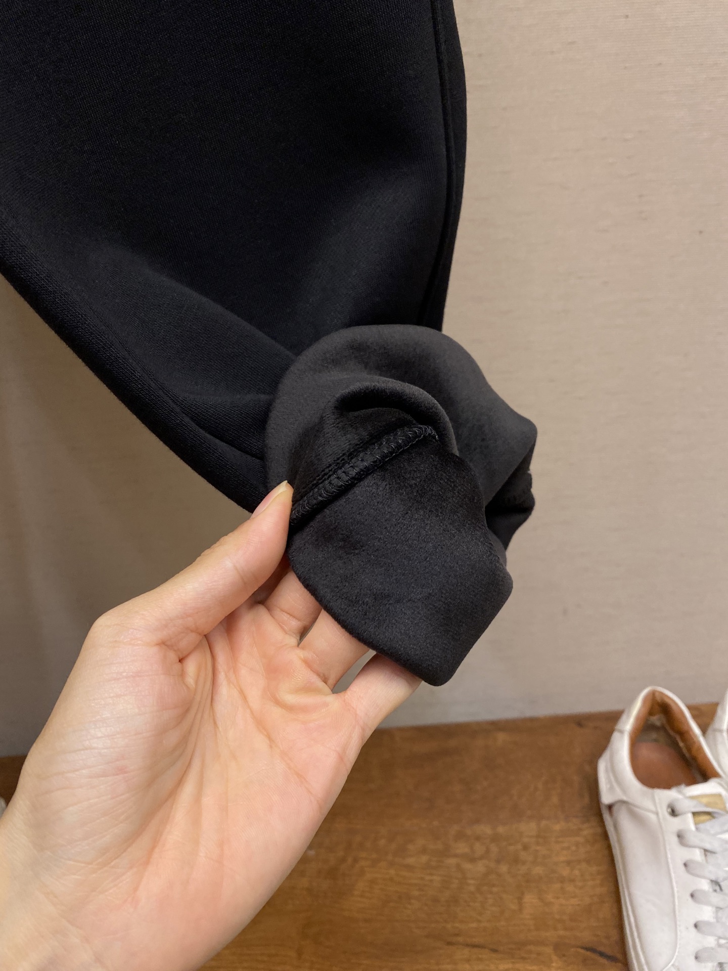 🌟🌟Moncler、【加绒】男士休闲裤👍 最新款上身版型无敌正！绝对可以闭眼收的一款此款裤子非常百搭，弹