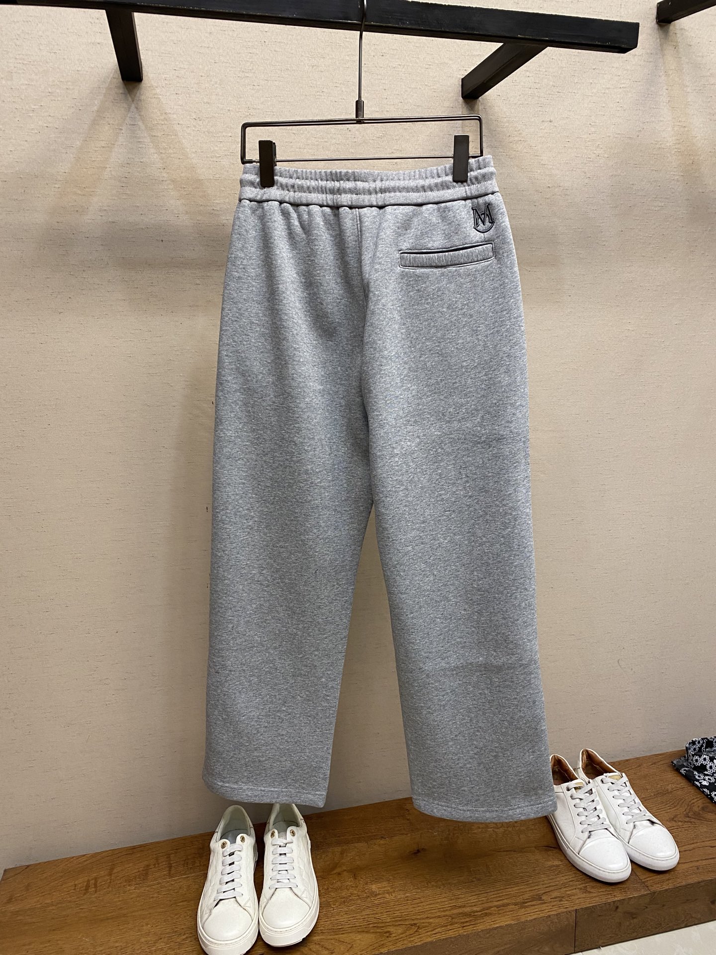 🌟🌟Moncler、【加绒】男士休闲裤👍 最新款上身版型无敌正！绝对可以闭眼收的一款此款裤子非常百搭，弹