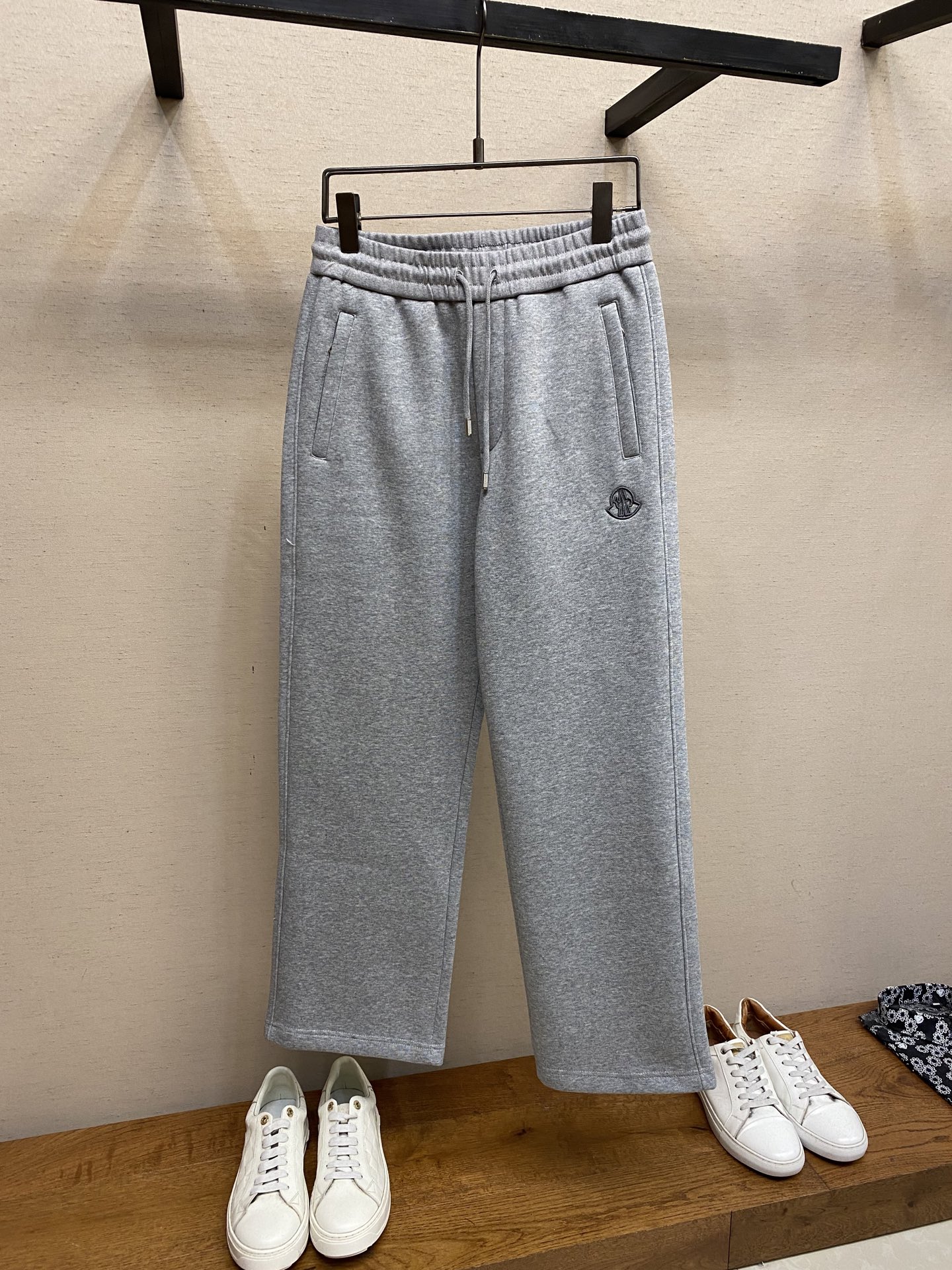 NO:645299,Moncler, [Fleece] men's casual pants, the latest upper body style is unbeatable!  You can definitely close your eyes and close your eyes. This type of pants is very versatile and has an elastic waist. It can be worn in daily work and outdoor sports. It is the perfect combination of fashion, leisure and outdoor sports, so it is your best choice whether you wear it daily or outdoors. Extreme comfort and quick perspiration are the most popular focus, improving the wearing comfort. It is suitable for aerobic exercise and cross-country running. This type of running casual pants has an extremely wide range of applications, allowing you to naturally maintain your love for sports in the summer, and can also be worn in leisure life.  Size M-3xl,,alexander wang19860909Moncler、【加绒】男士休闲裤 最新款上身版型无敌正！ 绝对可以闭眼收的一款 此款裤子非常百搭,弹力腰围,日常上班 户外运动都可以穿着,是时尚休闲与户外运动的完美结合,所以无论您平时穿或者户外穿都是您的最佳选择. 极致舒适和快速排汗是备受青睐的重点,提升穿着舒适度,适合有氧运动和越野跑条件下穿着,此款是一件适用范围极其广泛的跑步休闲裤,让你在夏天自然可以保持对运动热爱,也可以在休闲生活中穿着 尺码M-3xl,,alexander wang,Men's clothing