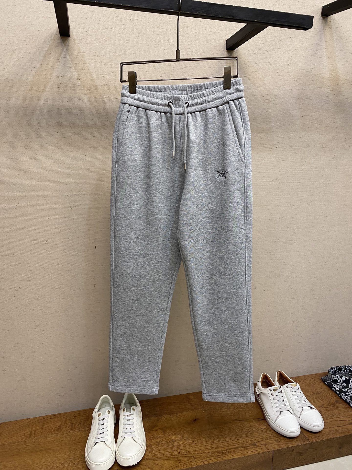 NO:645273,Arctery, [Fleece] men's casual pants, the latest upper body style is unbeatable!  You can definitely close your eyes and close your eyes. This type of pants is very versatile and has an elastic waist. It can be worn in daily work and outdoor sports. It is the perfect combination of fashion, leisure and outdoor sports, so it is your best choice whether you wear it daily or outdoors. Extreme comfort and quick perspiration are the most popular focus, improving the wearing comfort. It is suitable for aerobic exercise and cross-country running. This type of running casual pants has an extremely wide range of applications, allowing you to naturally maintain your love for sports in the summer, and can also be worn in leisure life.  Size M-3xl,,alexander wang19860909Arctery、【加绒】男士休闲裤 最新款上身版型无敌正！ 绝对可以闭眼收的一款 此款裤子非常百搭,弹力腰围,日常上班 户外运动都可以穿着,是时尚休闲与户外运动的完美结合,所以无论您平时穿或者户外穿都是您的最佳选择. 极致舒适和快速排汗是备受青睐的重点,提升穿着舒适度,适合有氧运动和越野跑条件下穿着,此款是一件适用范围极其广泛的跑步休闲裤,让你在夏天自然可以保持对运动热爱,也可以在休闲生活中穿着 尺码M-3xl,,alexander wang,Men's clothing